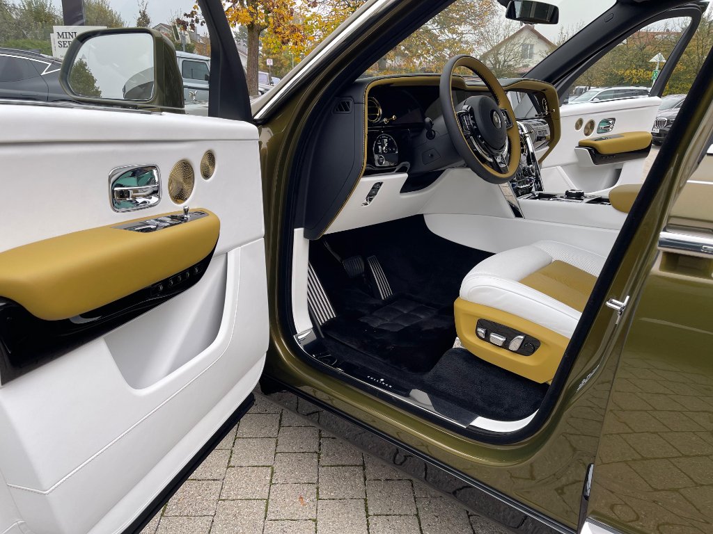 Rolls-Royce Cullinan Serie II rear view - DeGa Auto