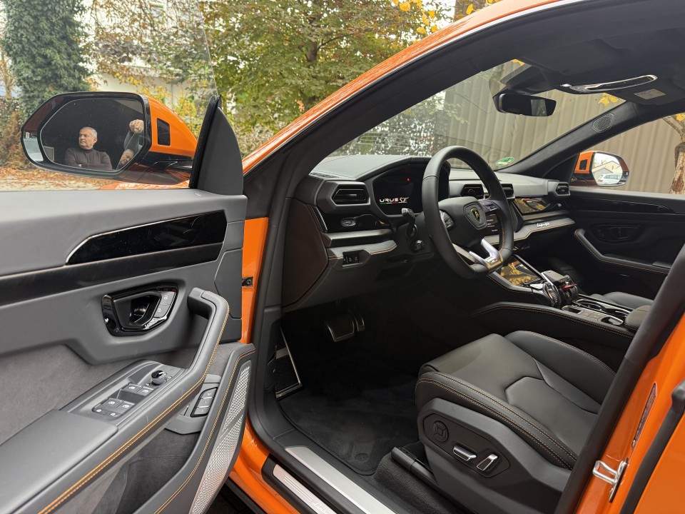 Lamborghini Urus SE rear view - DeGa Auto