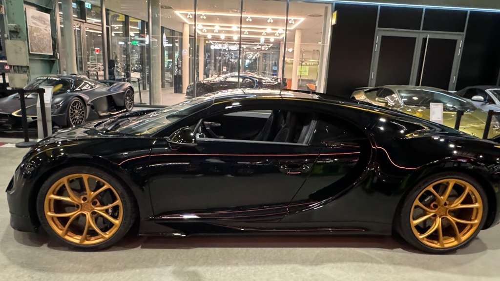 Bugatti Chiron side profile - DeGa Auto