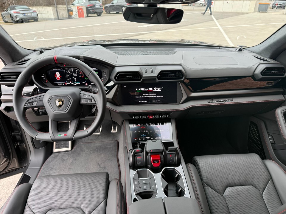 Lamborghini Urus SE rear view - DeGa Auto
