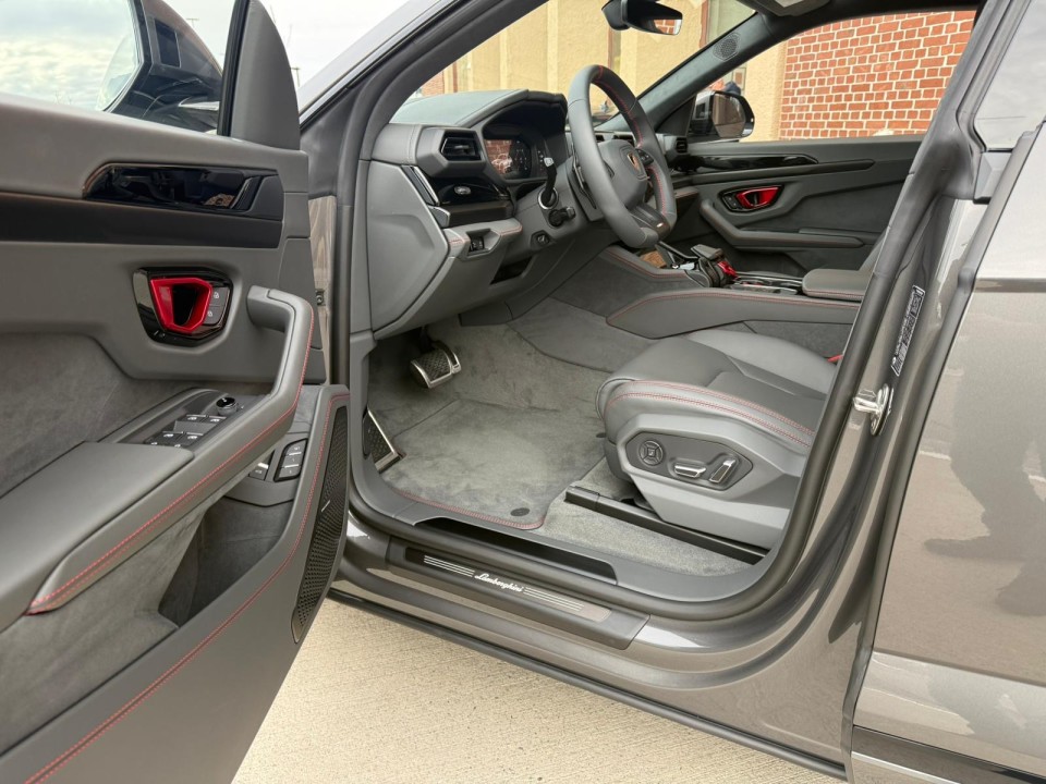 Lamborghini Urus SE interior - DeGa Auto