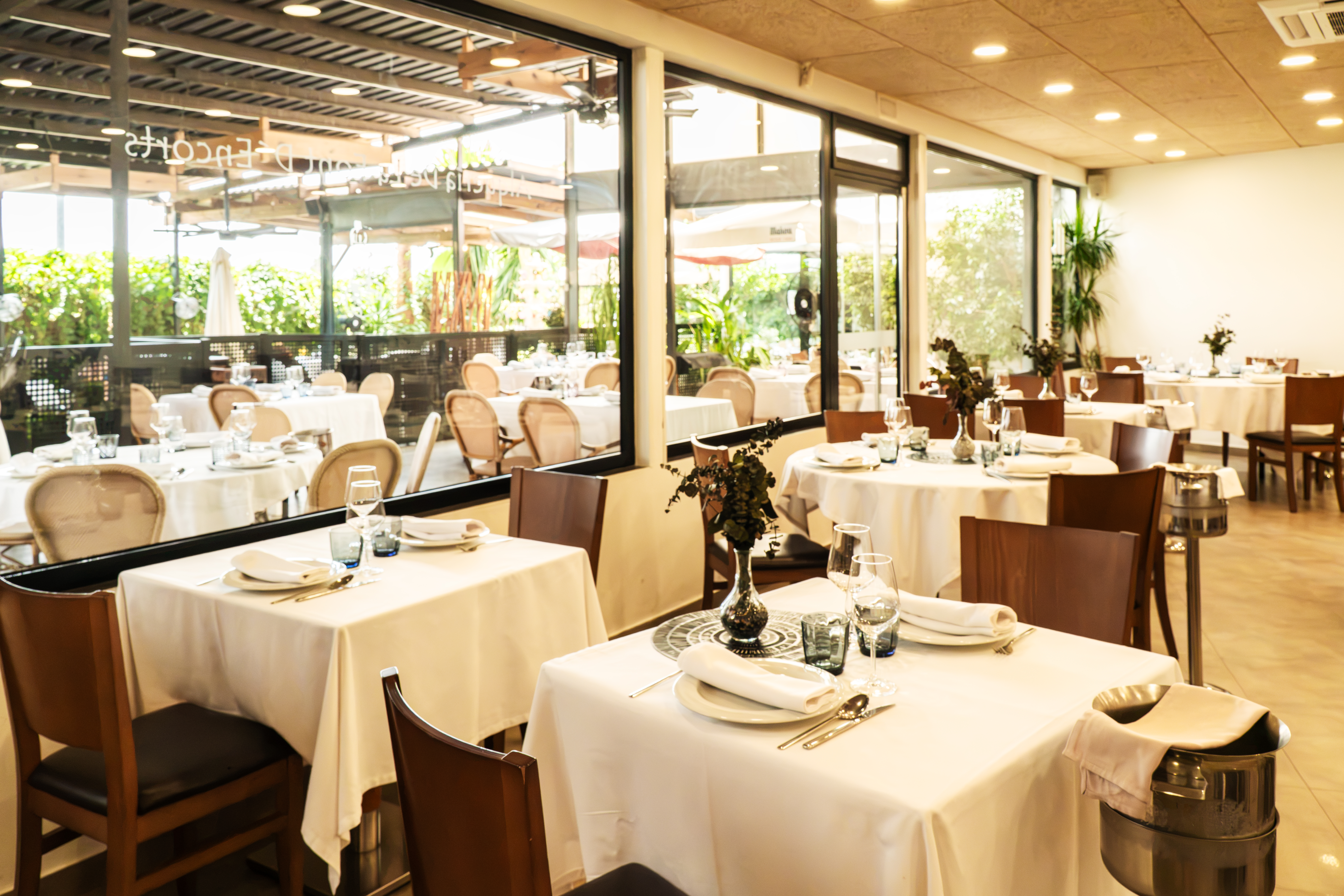 Comedor con ventanas al exterior