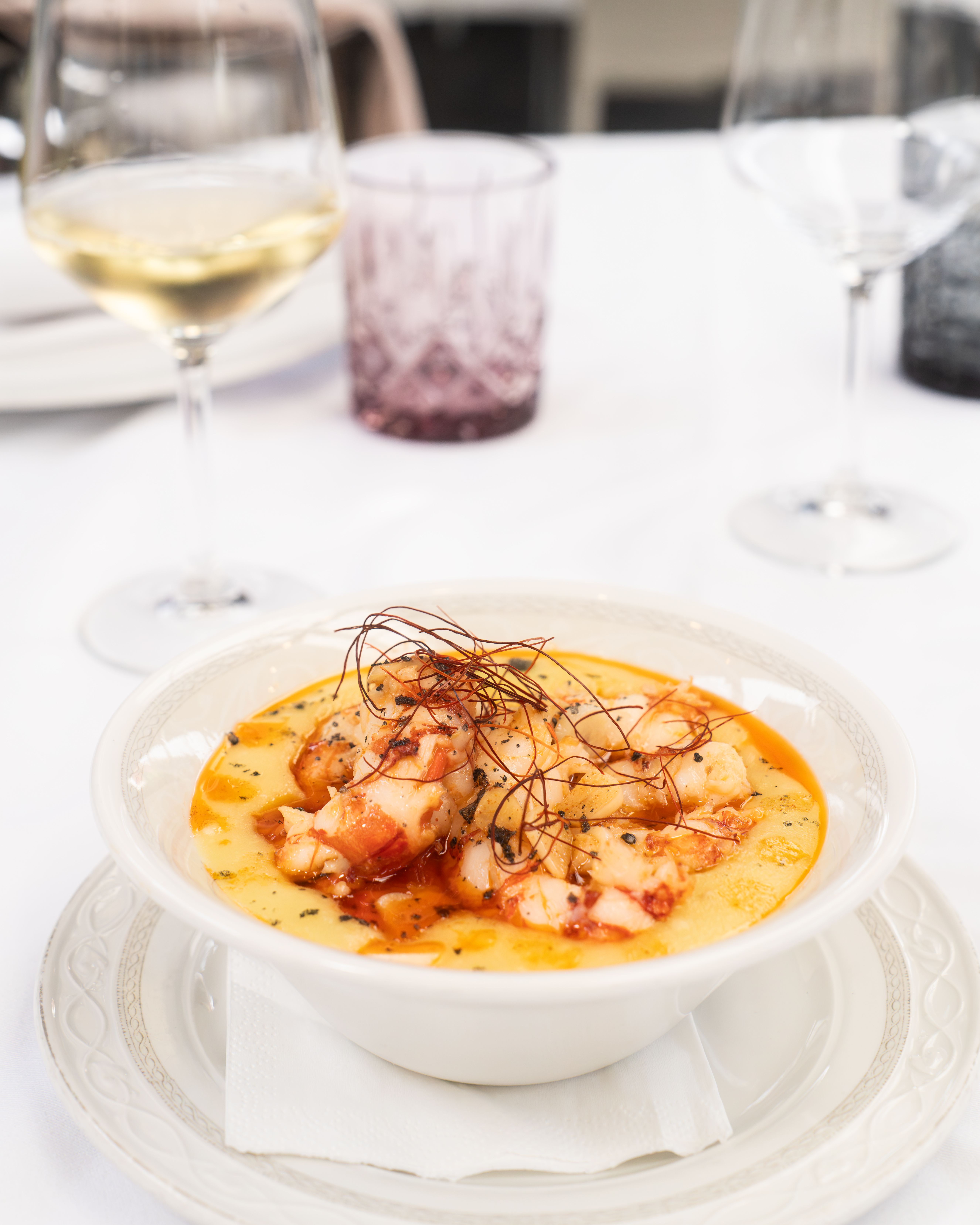 Gambas al ajillo con hilo de chile y aceite de oliva virgen extra