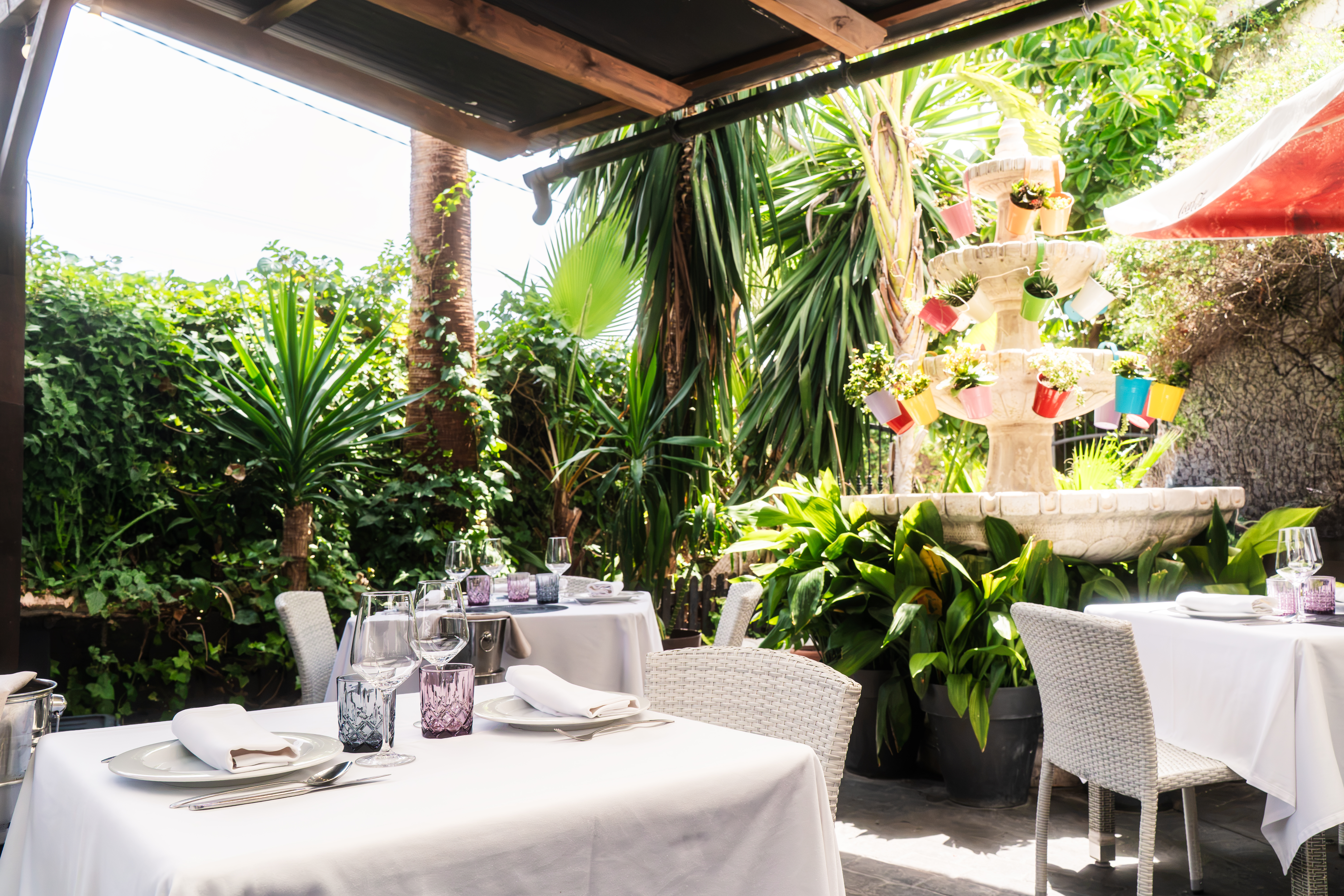 Terraza del restaurante lista para la comida familiar del domingo