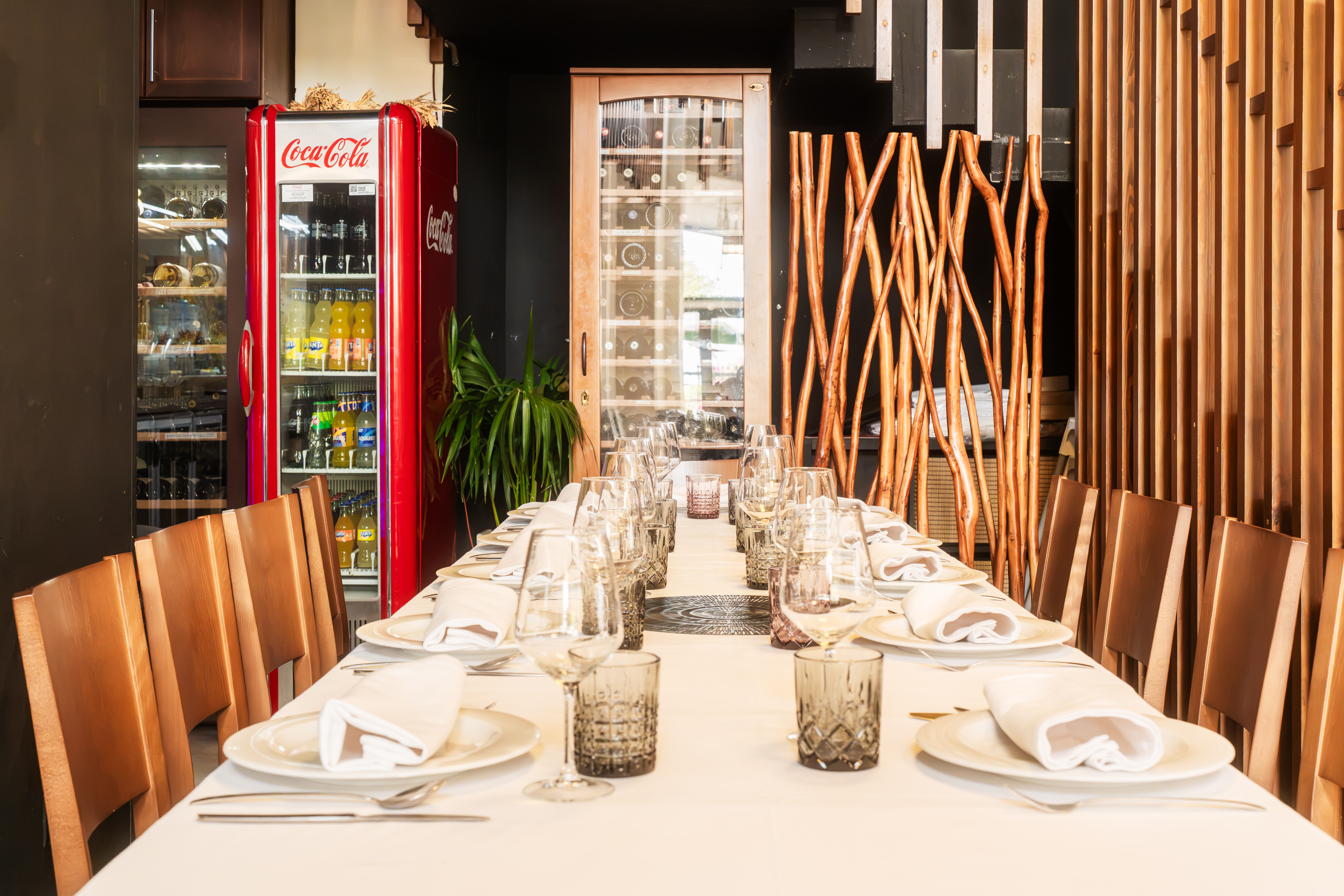 Mesa larga para grupos junto a la bodega