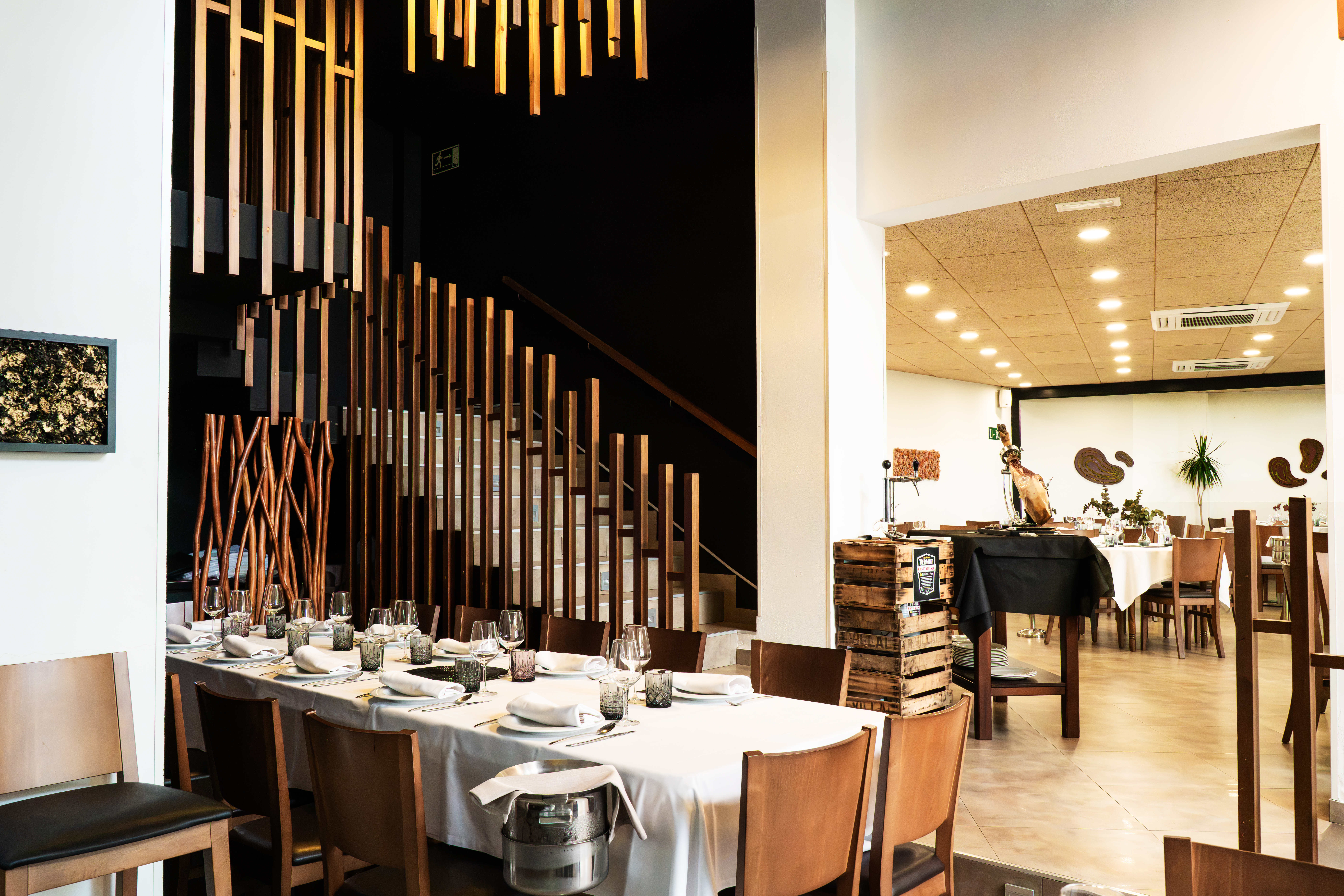 Comedor principal con partición de lamas de madera