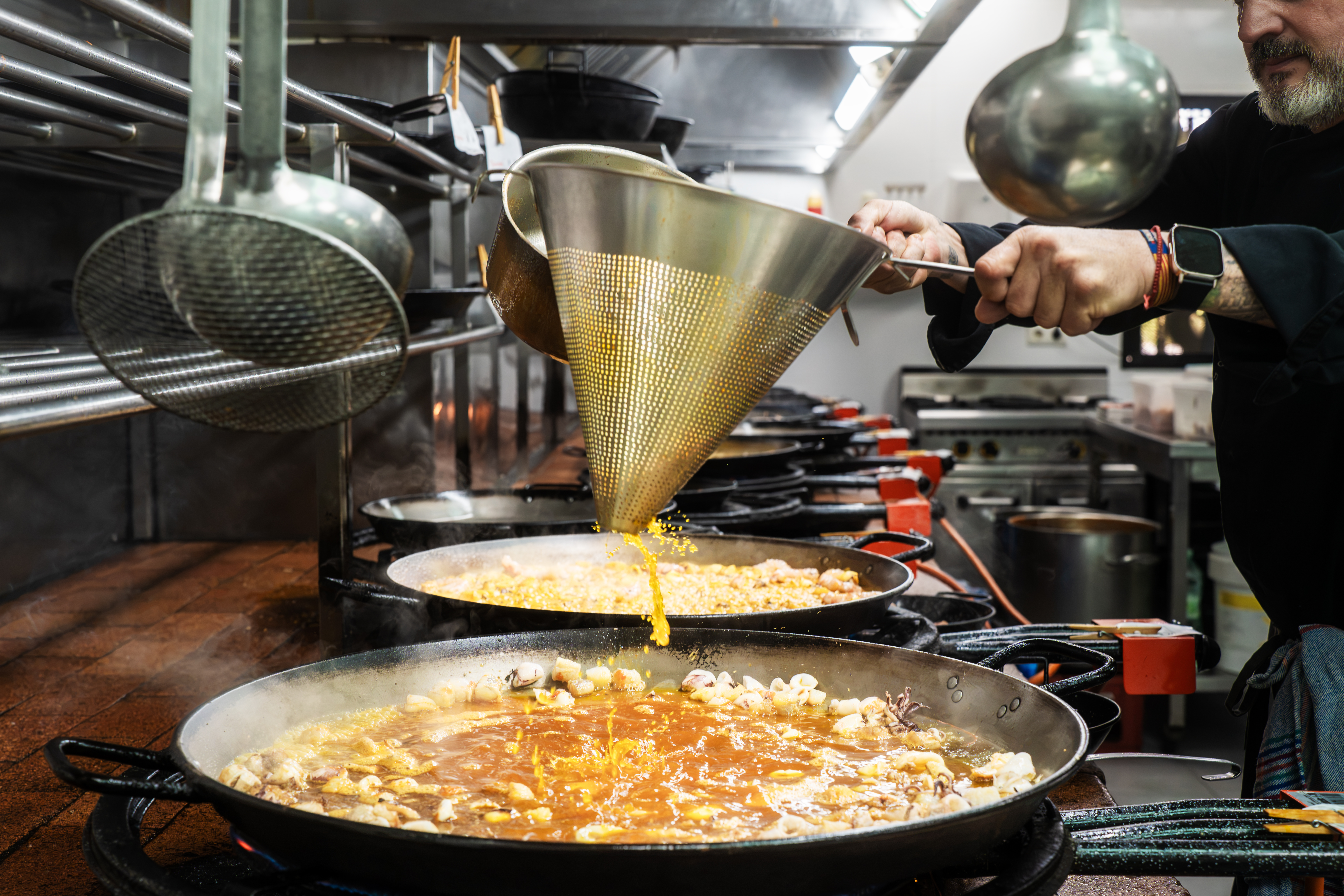 Caldo vertido en la paella
