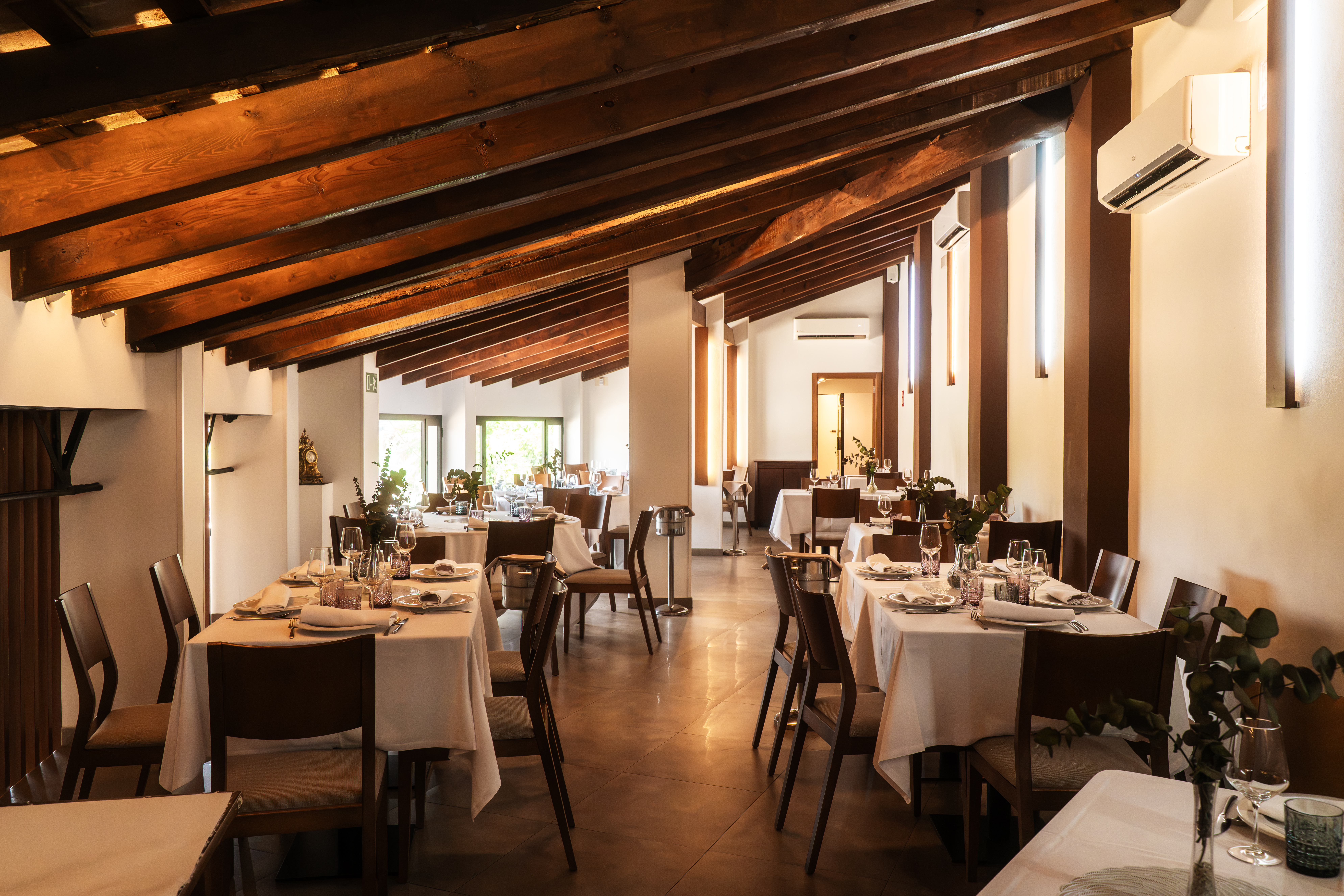 Salón con techo abovedado de vigas de madera