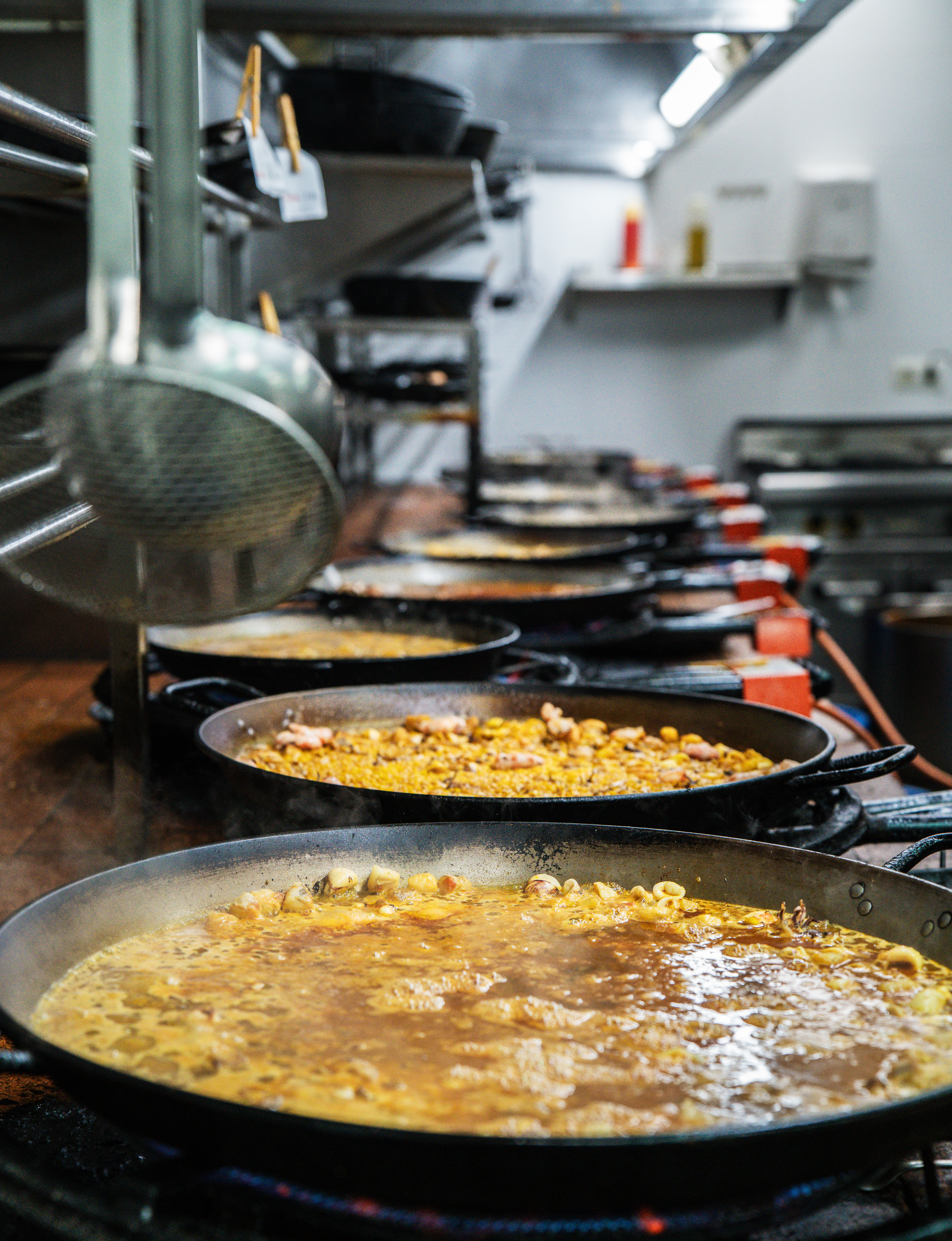 Paellas cociéndose en los fogones