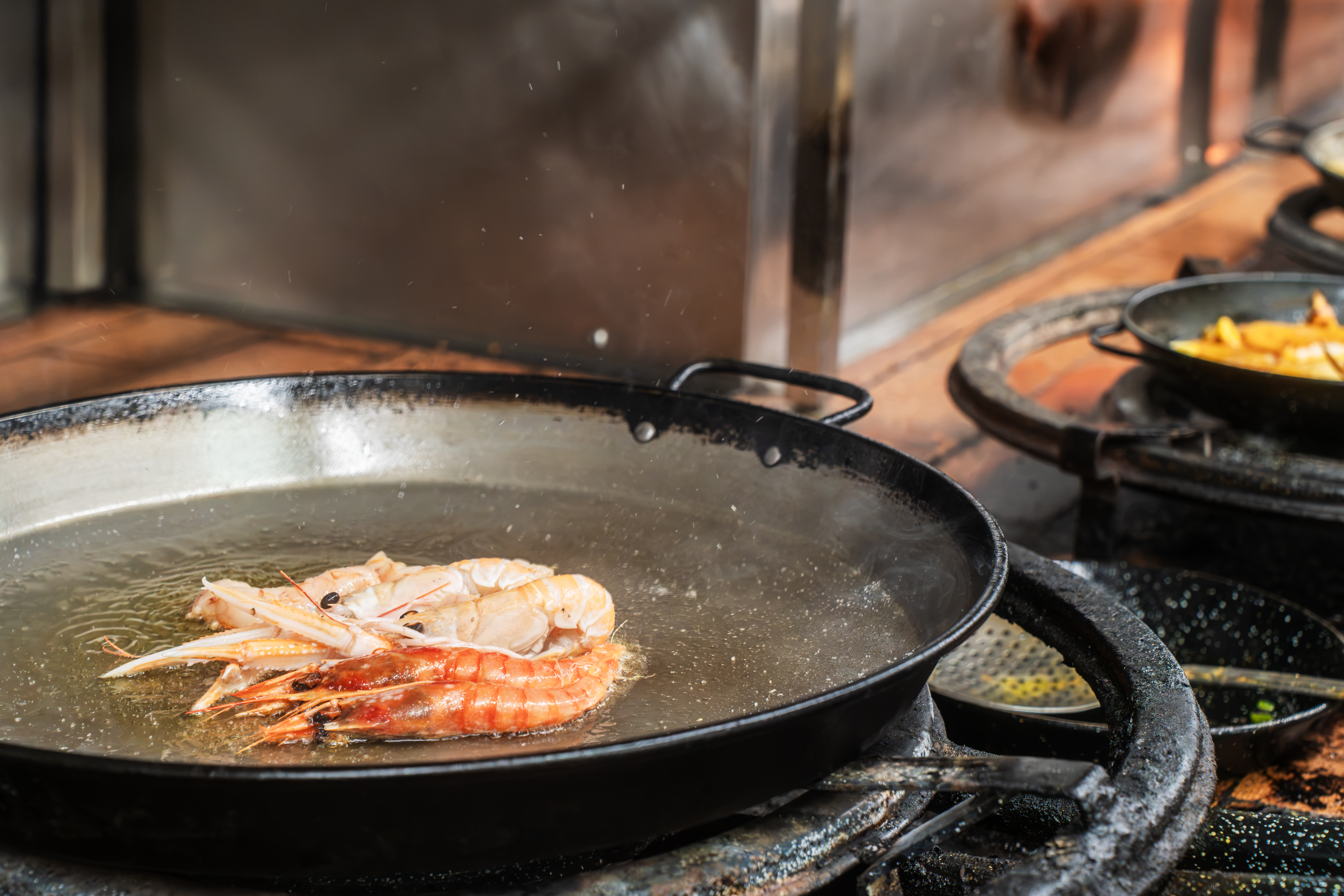 Gambas friendo en la paella