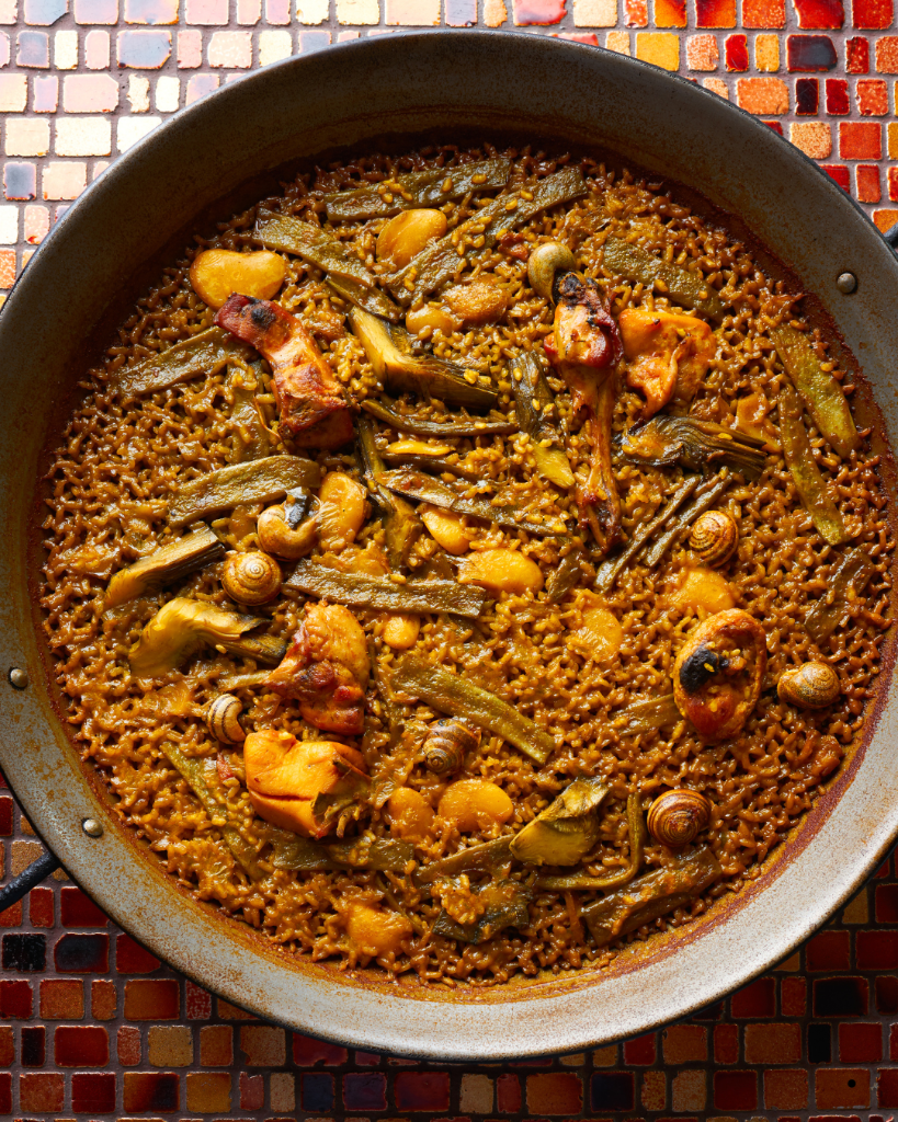 Paella Valenciana auténtica — pollo, conejo, garrofó y azafrán