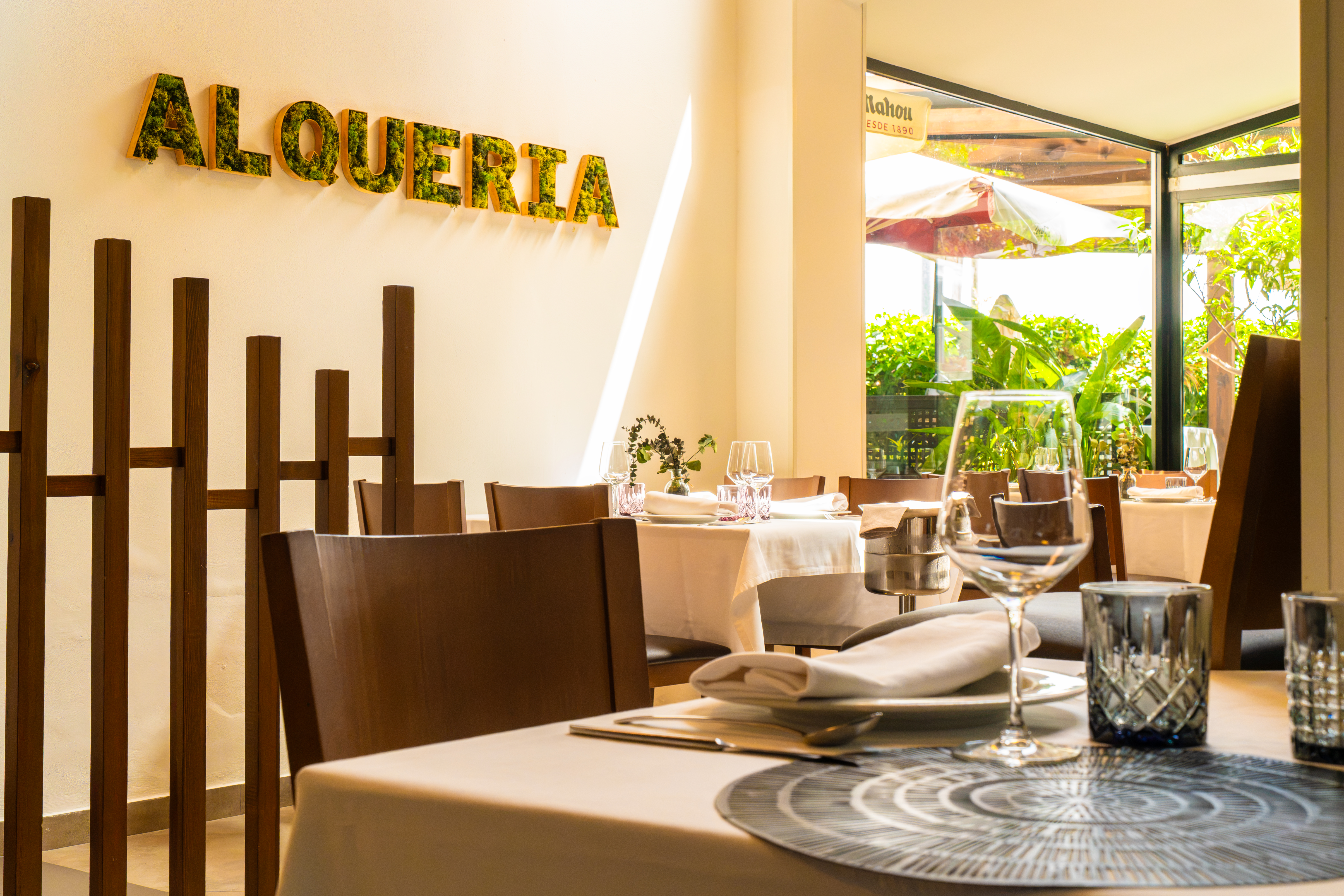 Rincón con letrero ALQUERIA de musgo