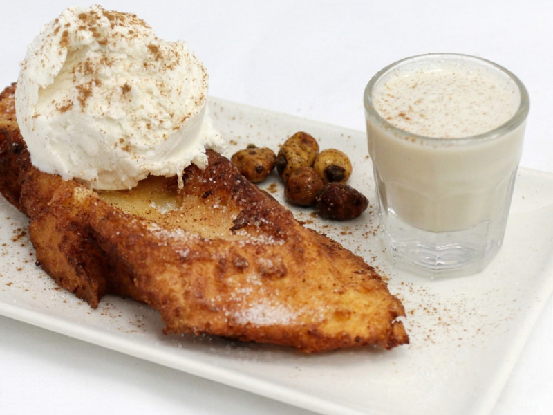 Postres artesanos — torrija con helado y horchata