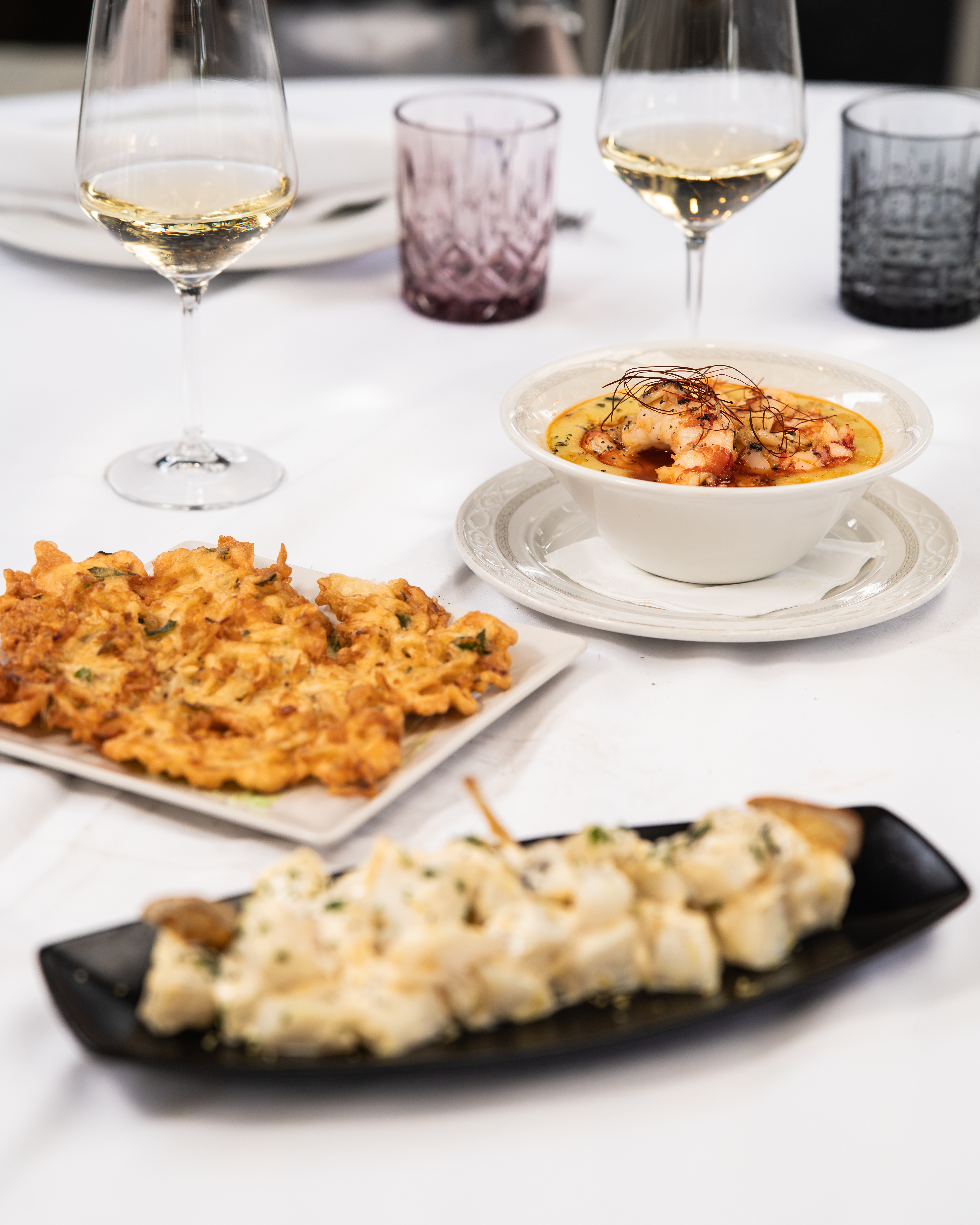 Entrantes variados — croquetas, ensaladilla rusa y tortillitas de camarones