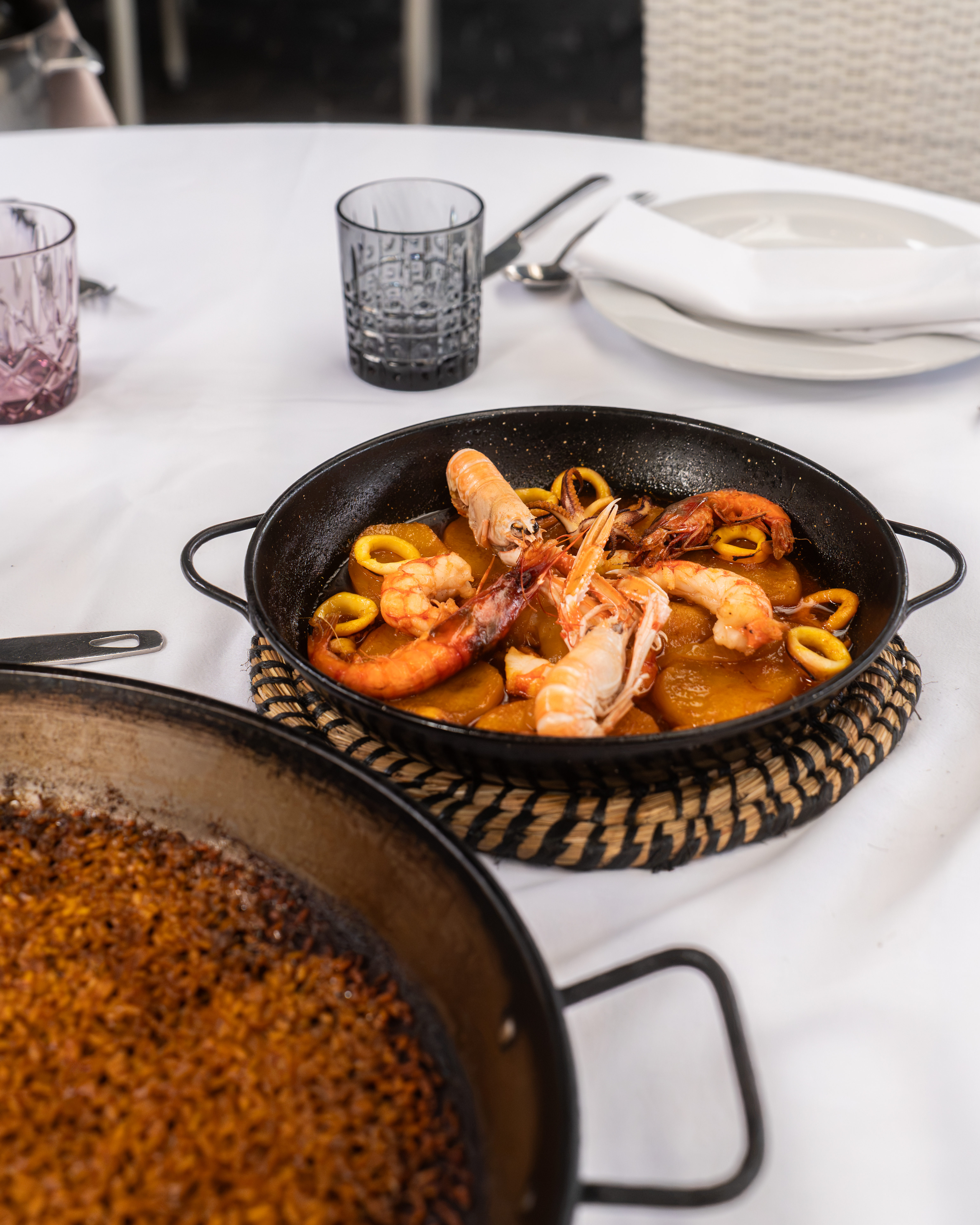 Paella de marisco lista para servir