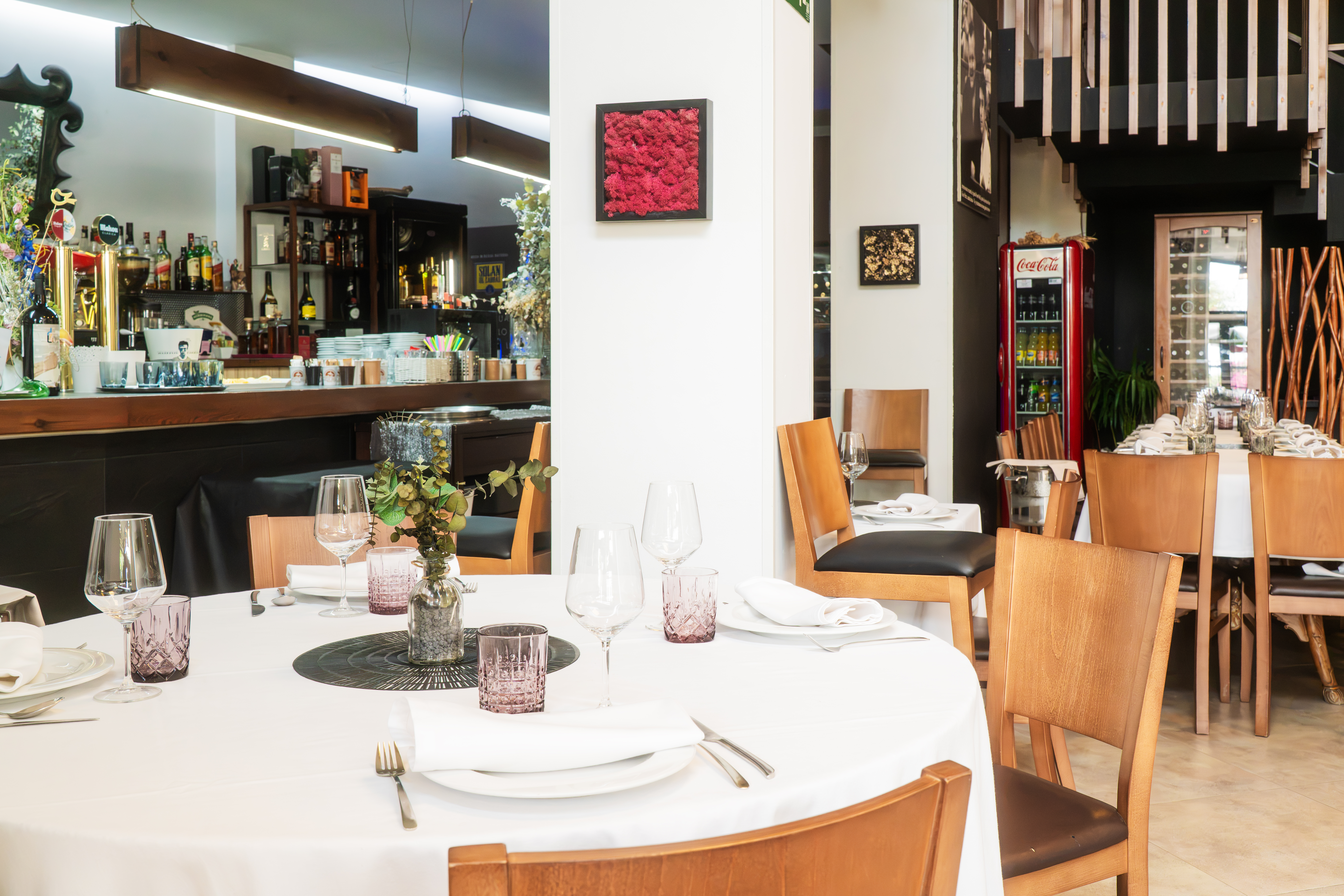 Comedor con barra y cafetera profesional