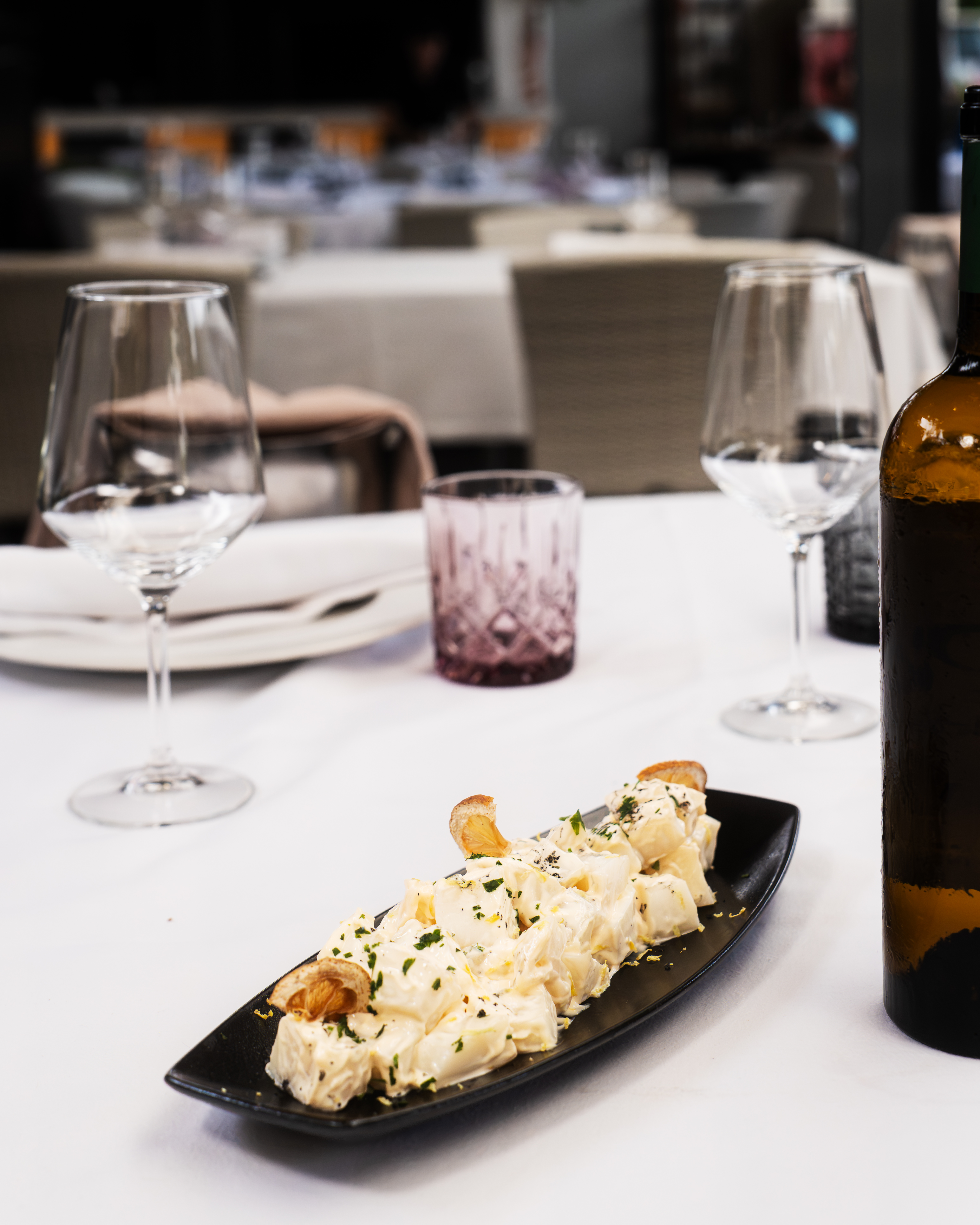 Ensaladilla rusa artesana con cítricos deshidratados y hierbas frescas