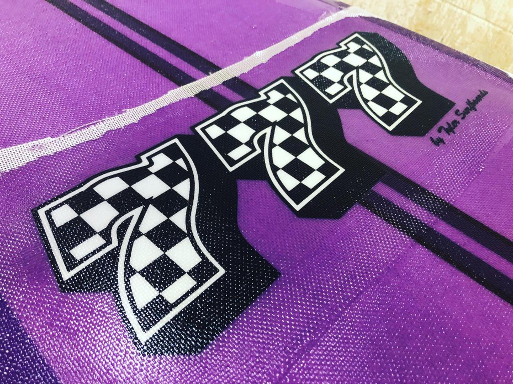 Planche rouge à bandes et voiture musclée