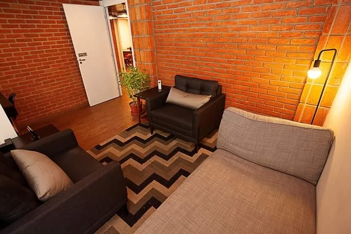 Sala de espera e atendimento com iluminação acolhedora
