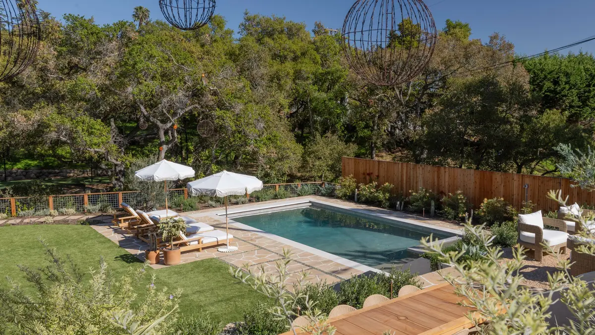 Santa Barbara/Ventura pool by California Pools