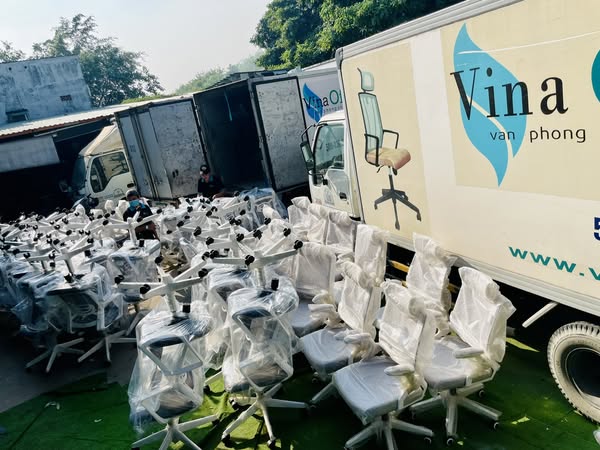 Đội ngũ chuẩn bị ghế văn phòng giao cho khách hàng