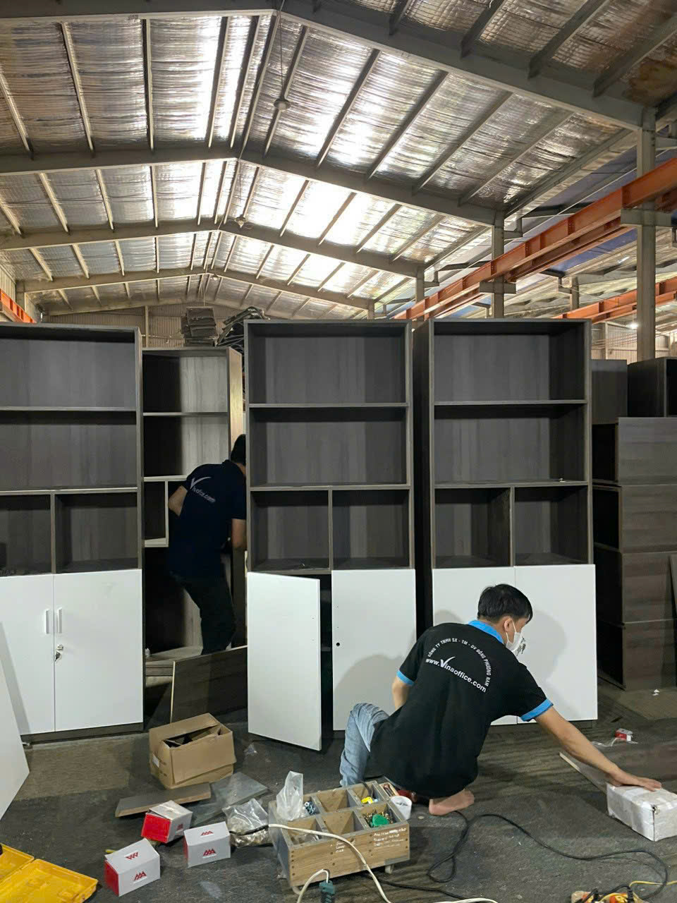 Quá trình sản xuất tủ hồ sơ gỗ tại xưởng VinaOffice