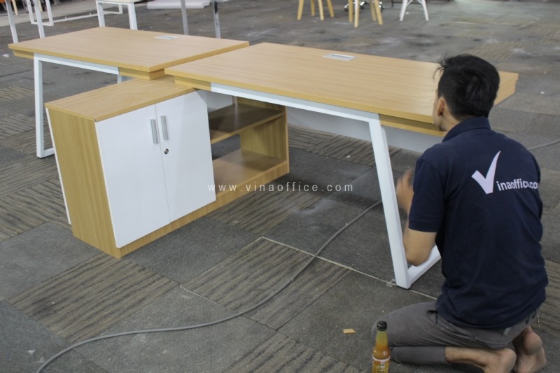 Kiểm tra bàn làm việc trước khi giao hàng cho khách