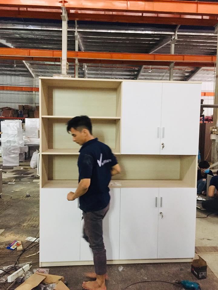 Nhân viên lắp ráp tủ hồ sơ trước khi giao cho khách