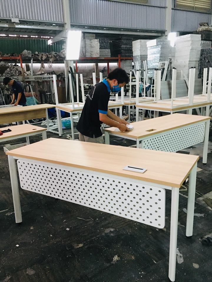 Khu đóng gói bàn làm việc tại xưởng VinaOffice