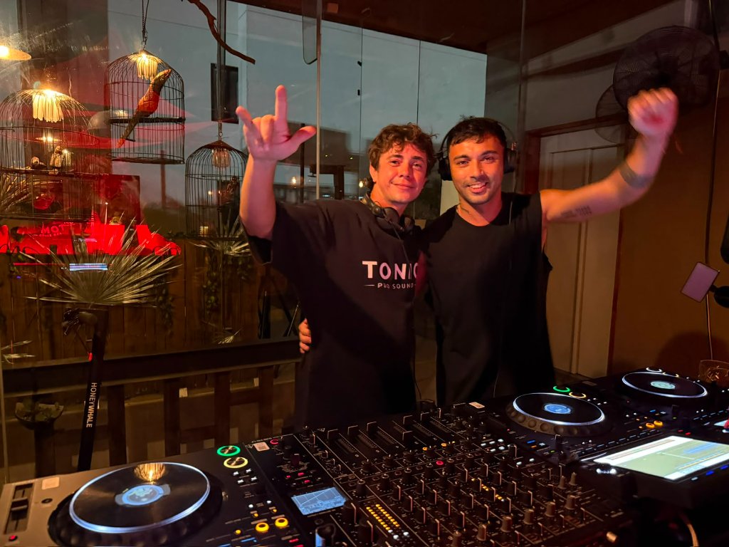 Dúo de DJs Tonic Pro Sound en acción