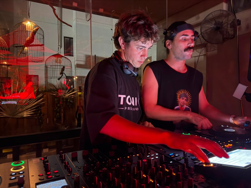 DJs operando la consola Tonic Pro Sound