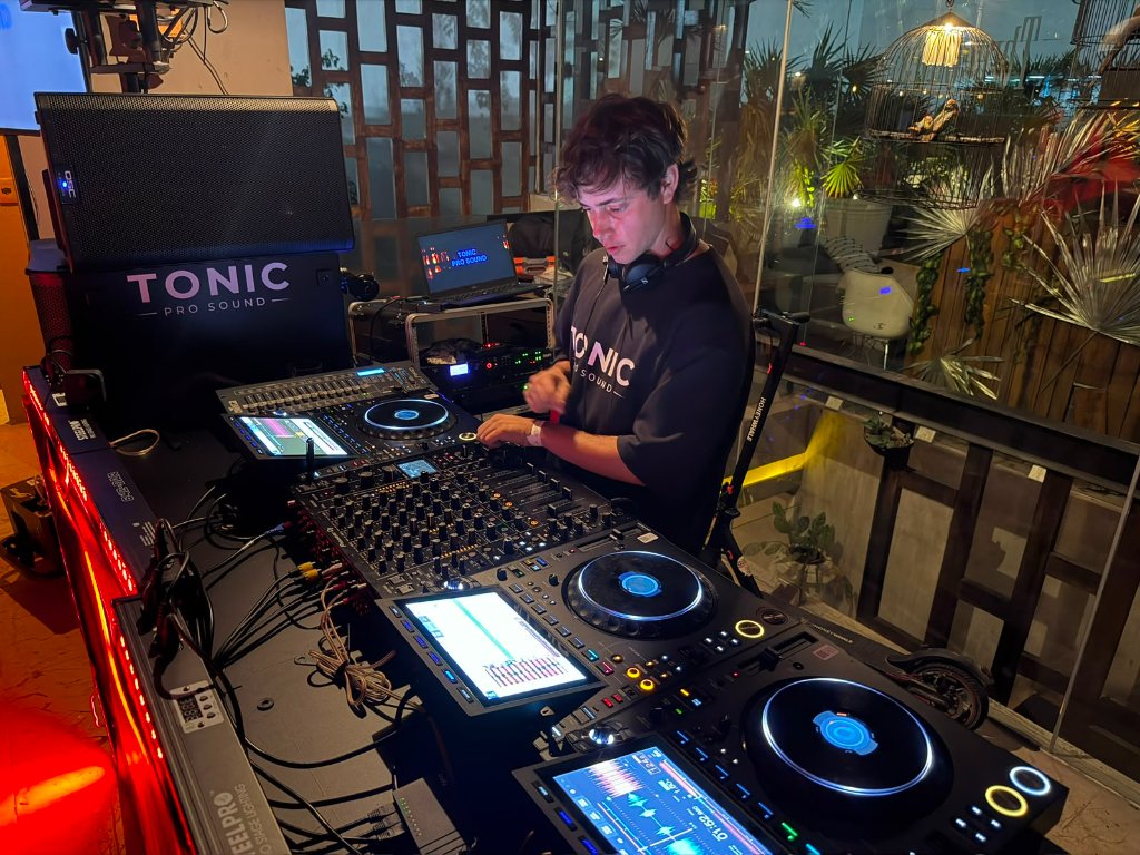 DJ curando el set sobre Pioneer DJ