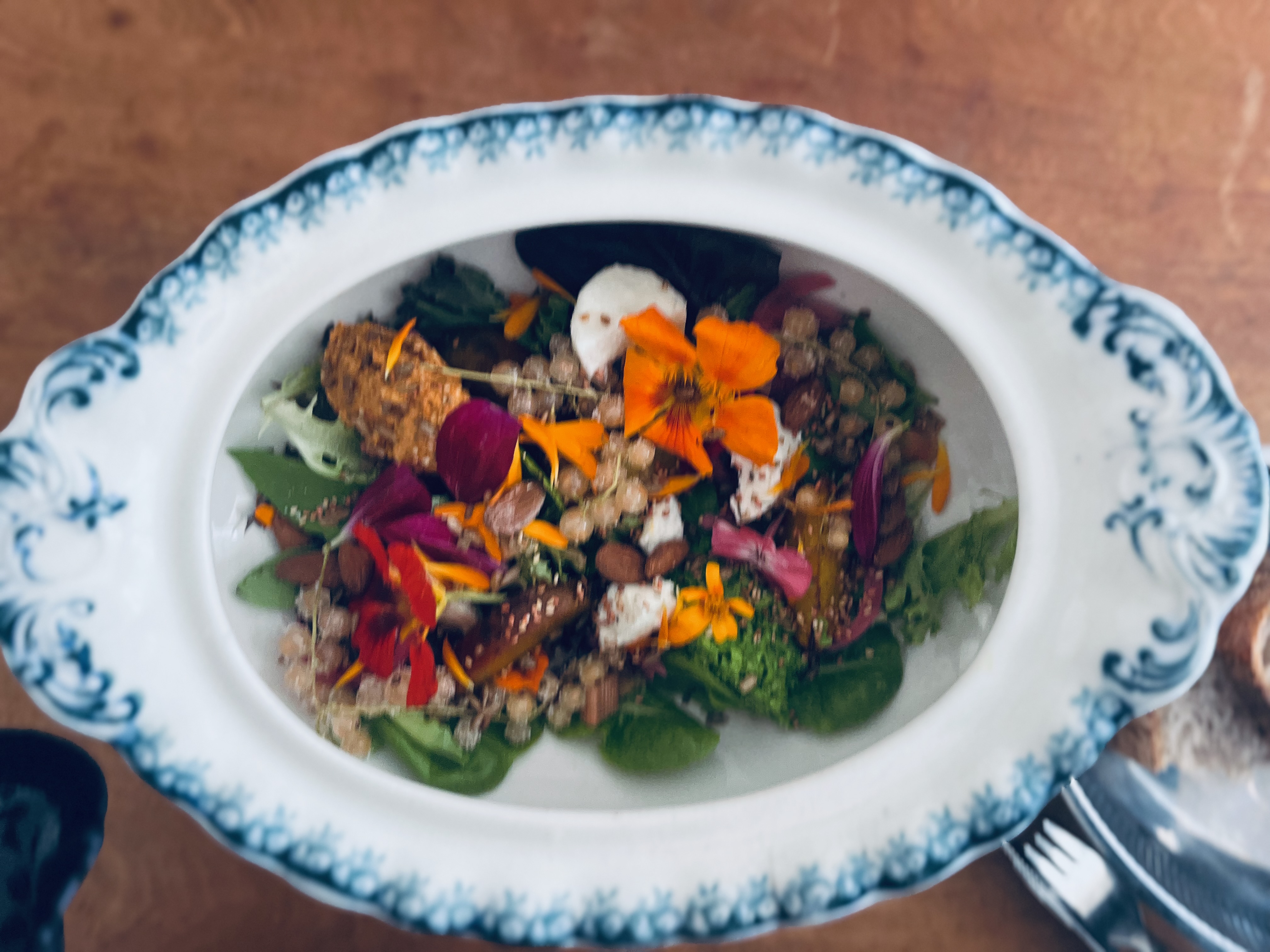 Salat serveret i blåhvid skål