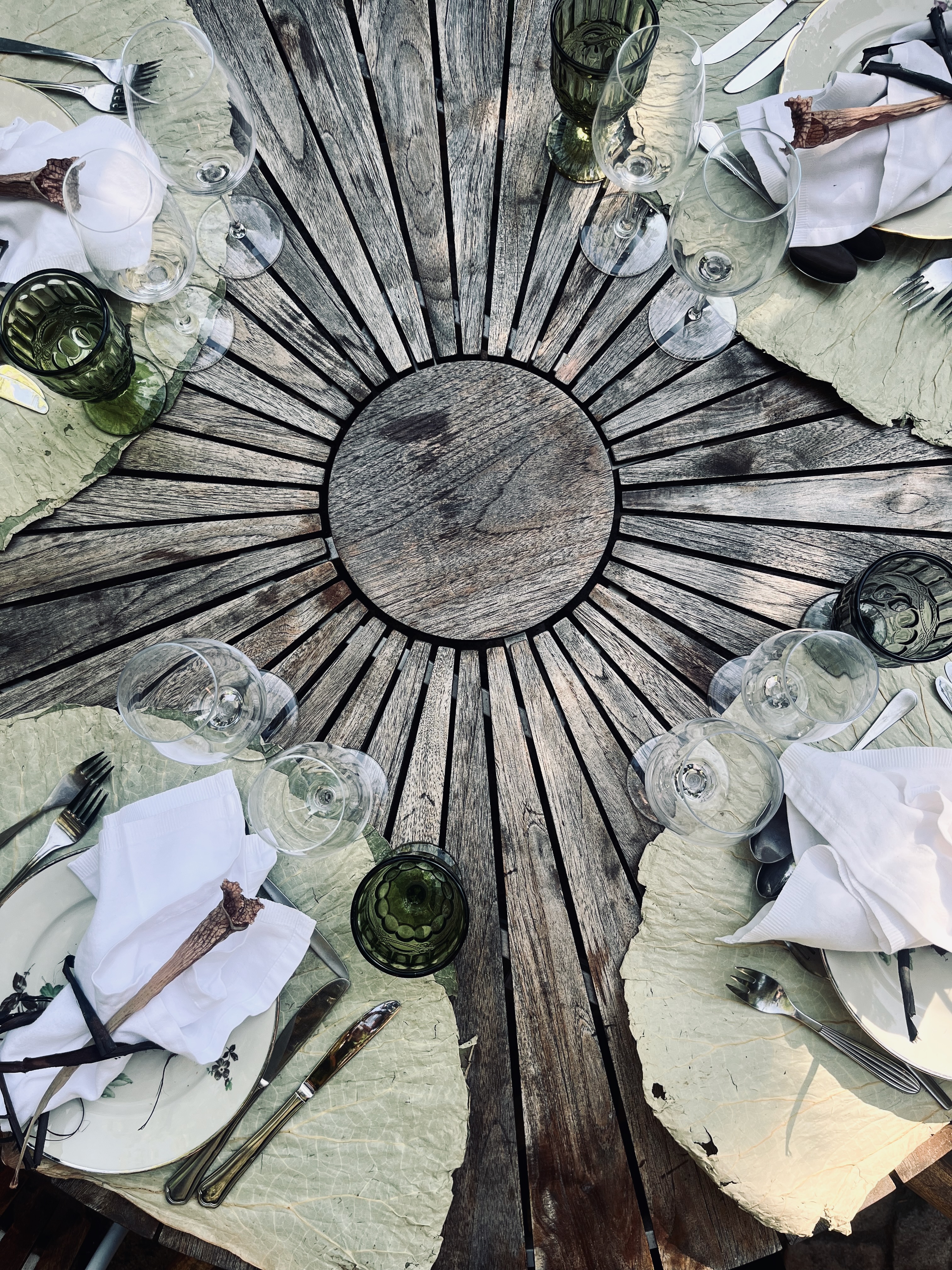 Rundt havebord set fra oven