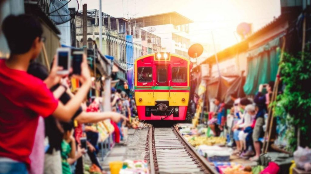 Maeklong Train Market & Floating Market
