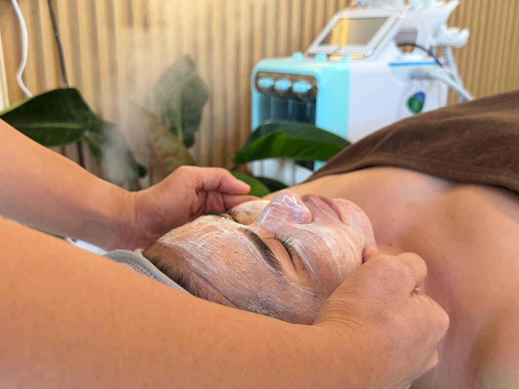 Facial Spa + Head Massage