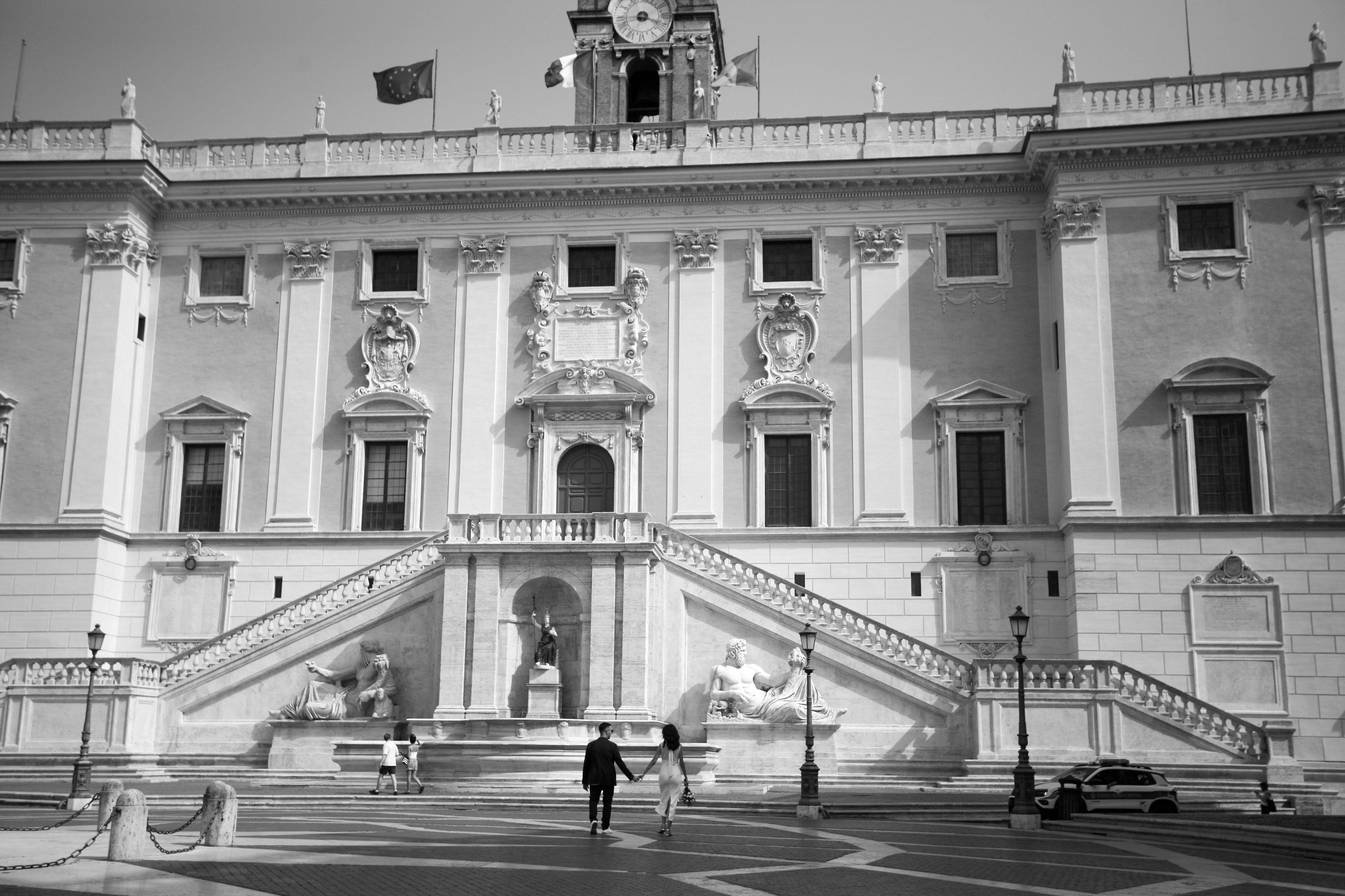 Gli sposi salgono la scalinata del Palazzo Senatorio al Campidoglio