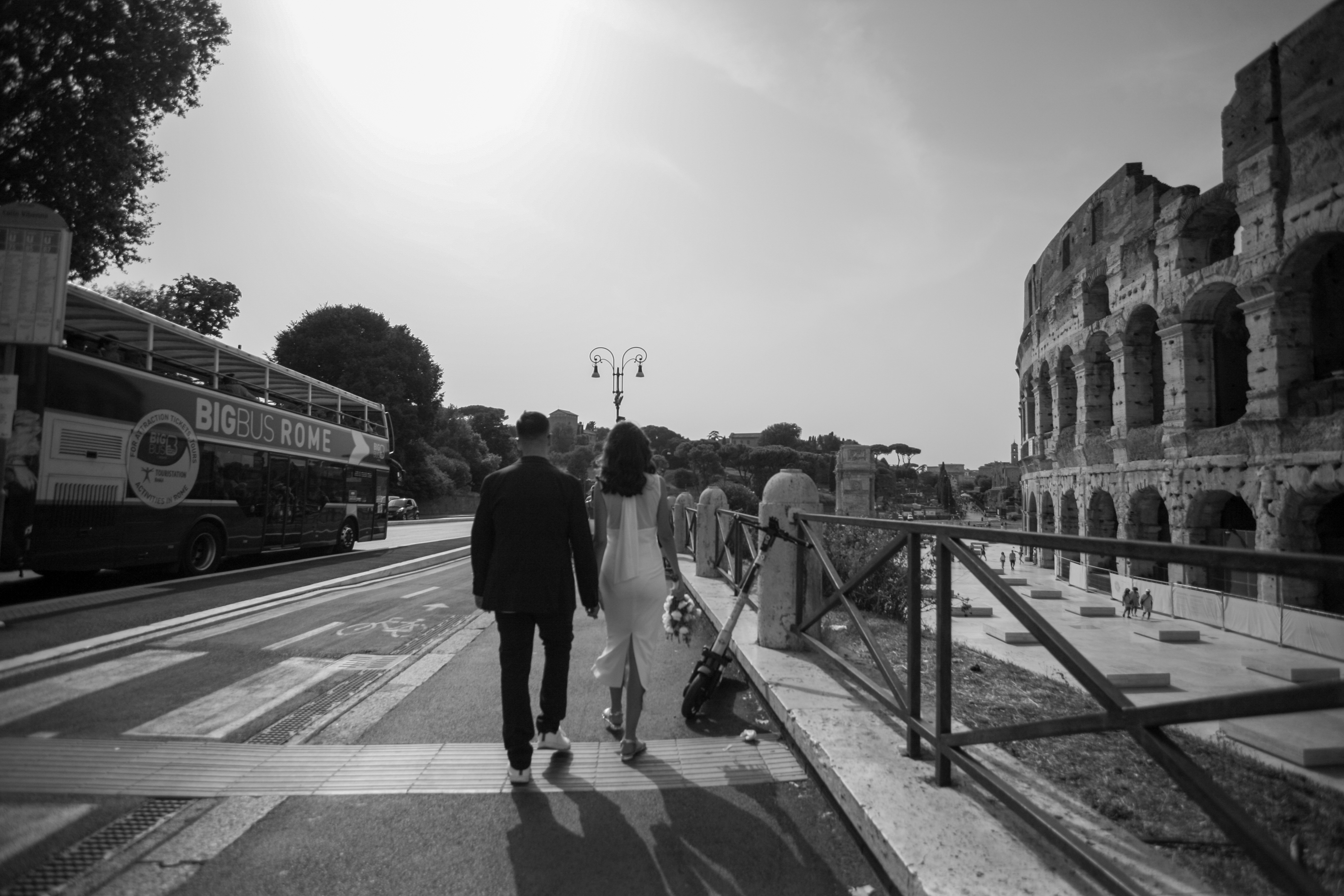 Gli sposi camminano mano nella mano verso il Colosseo