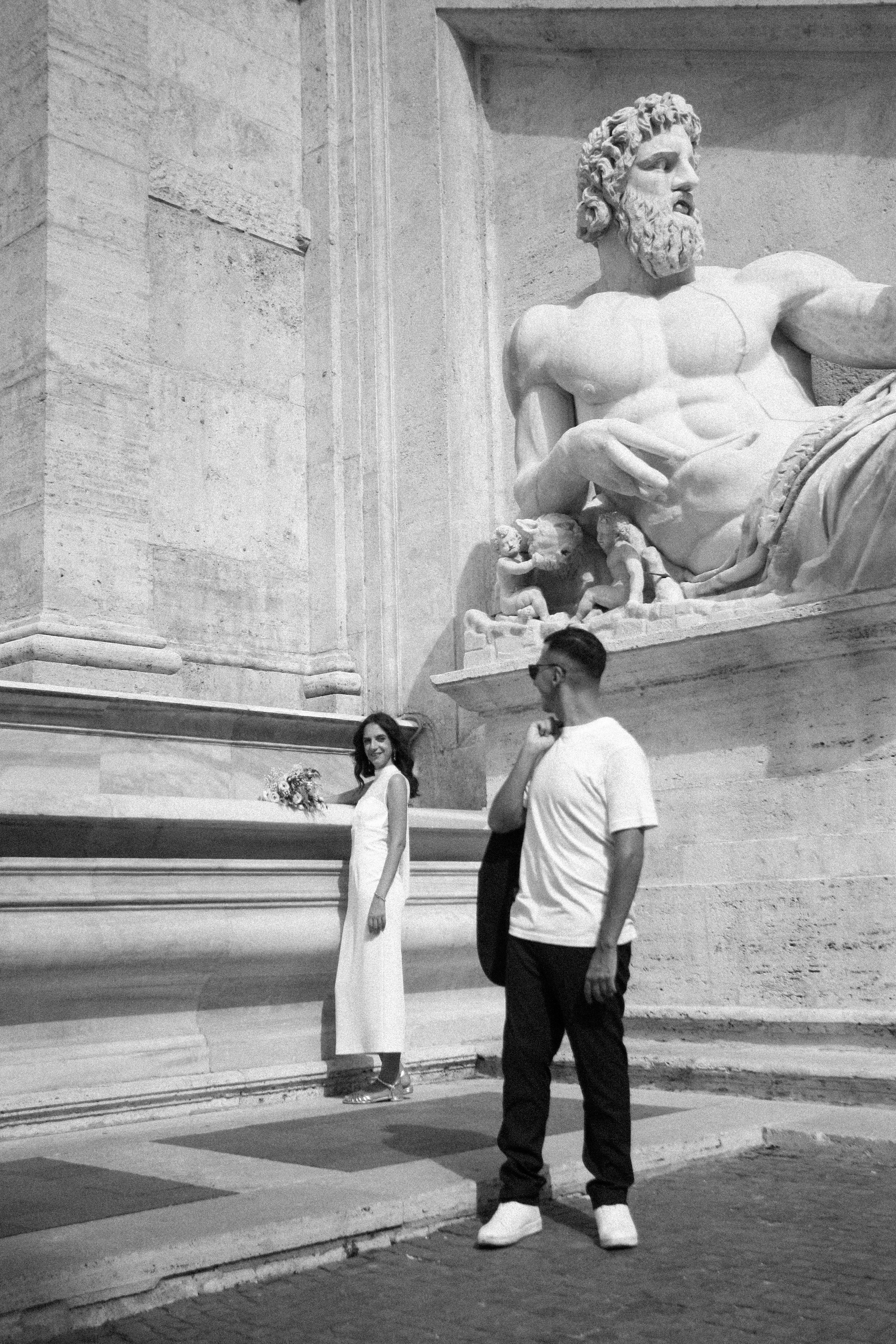 La sposa davanti alla statua del dio fluviale al Campidoglio