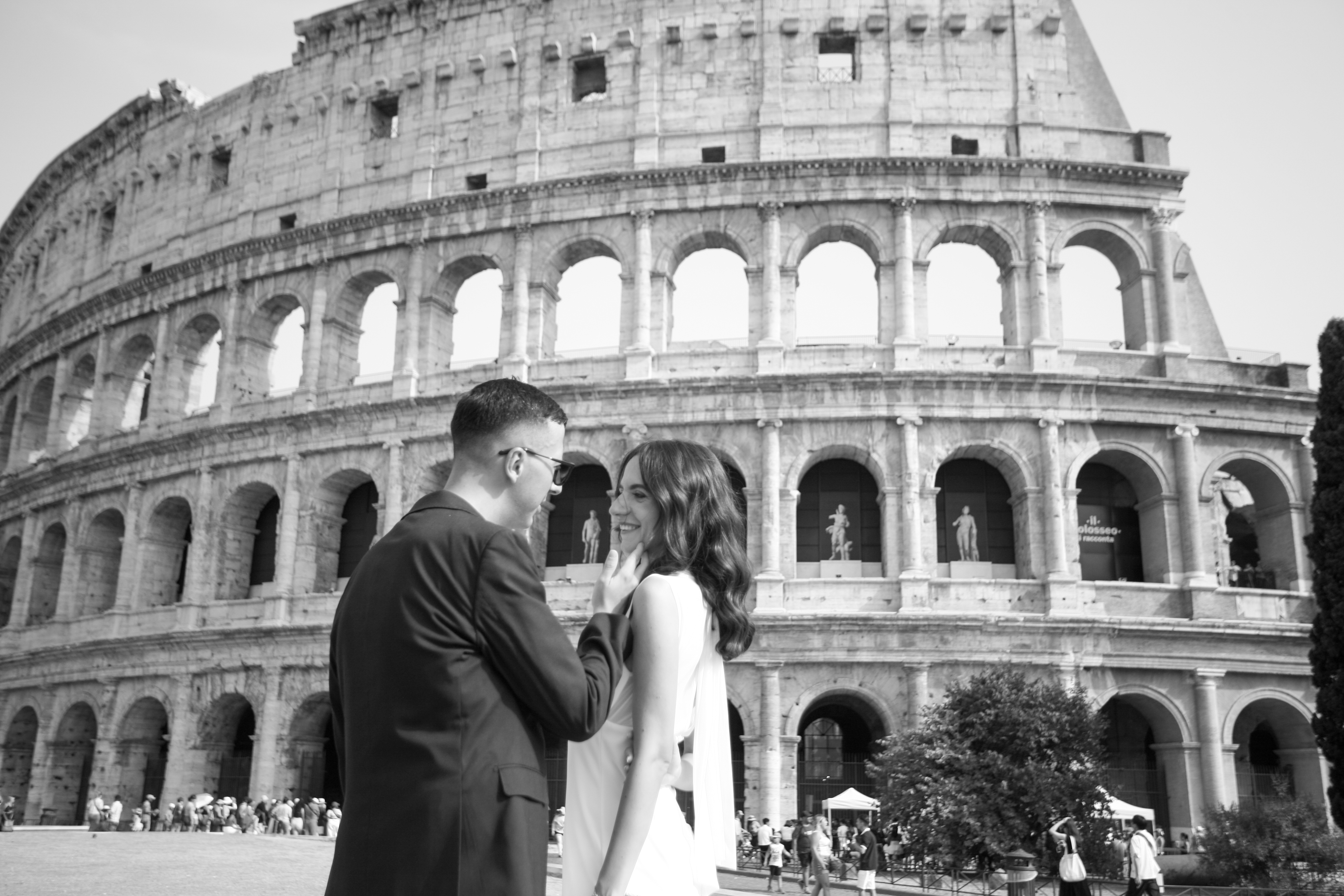 Gli sposi si sorridono davanti al Colosseo