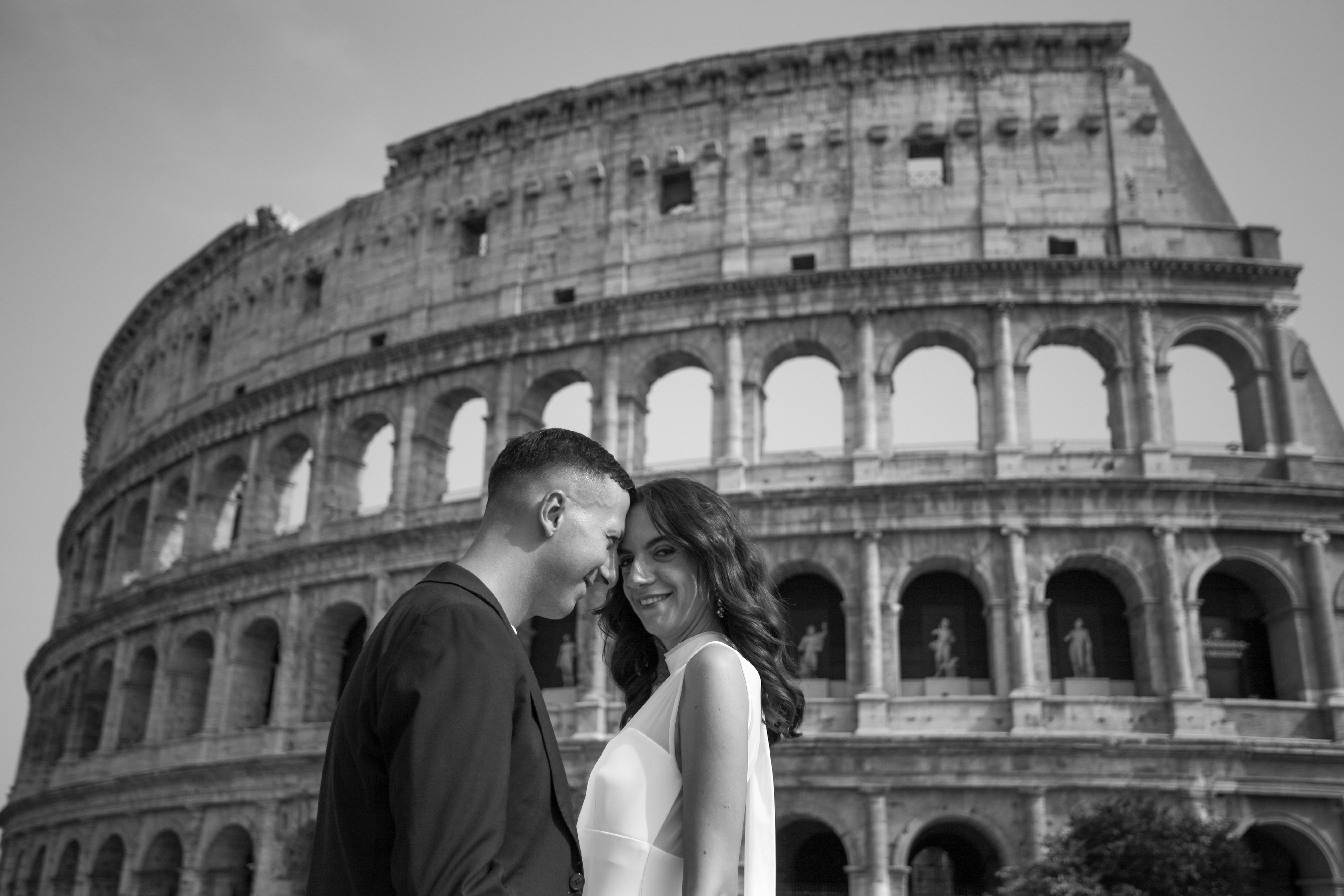 Gli sposi di profilo, le teste che si sfiorano, con il Colosseo sullo sfondo