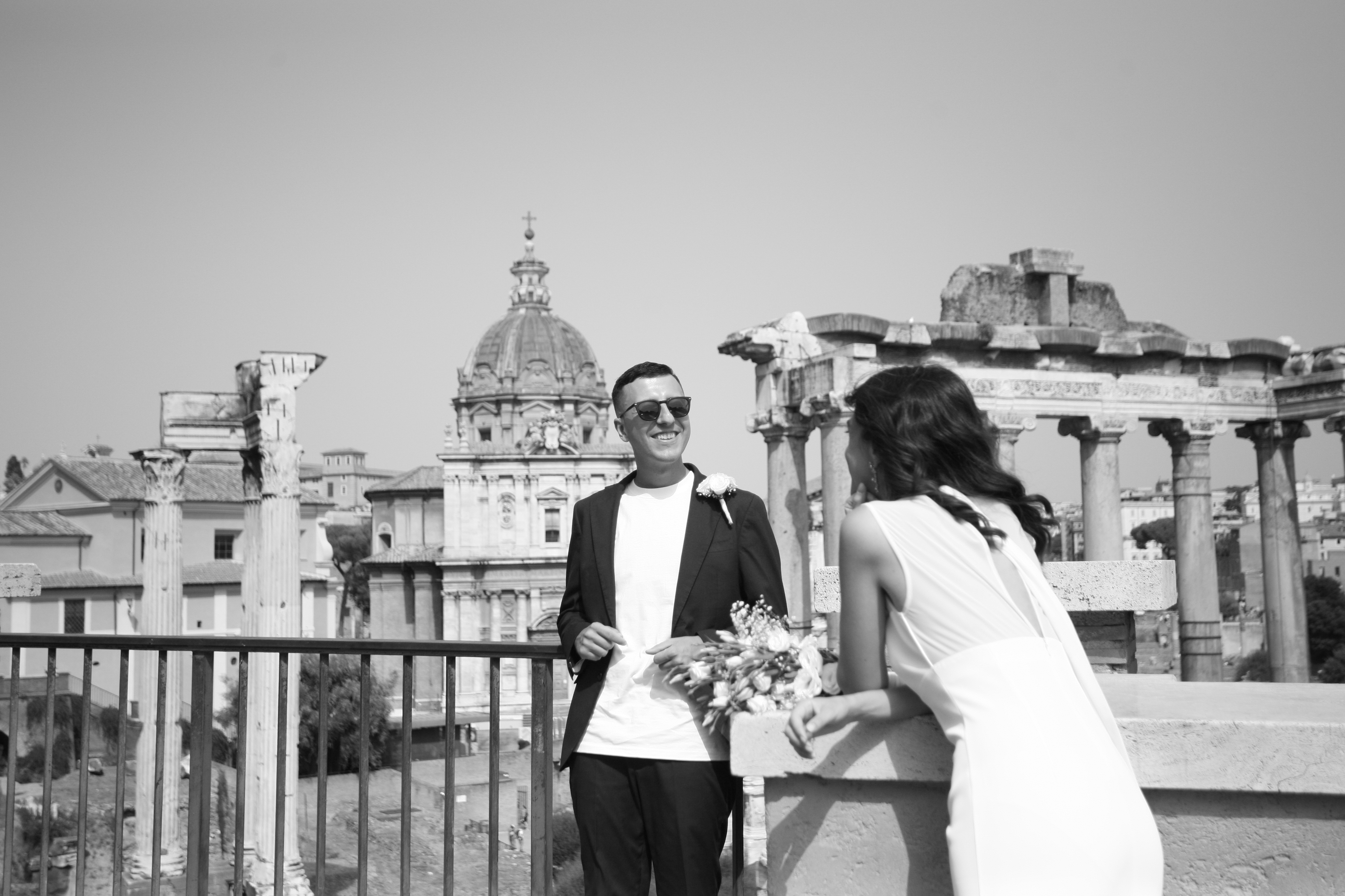 Gli sposi sulla terrazza con la cupola di Roma sullo sfondo