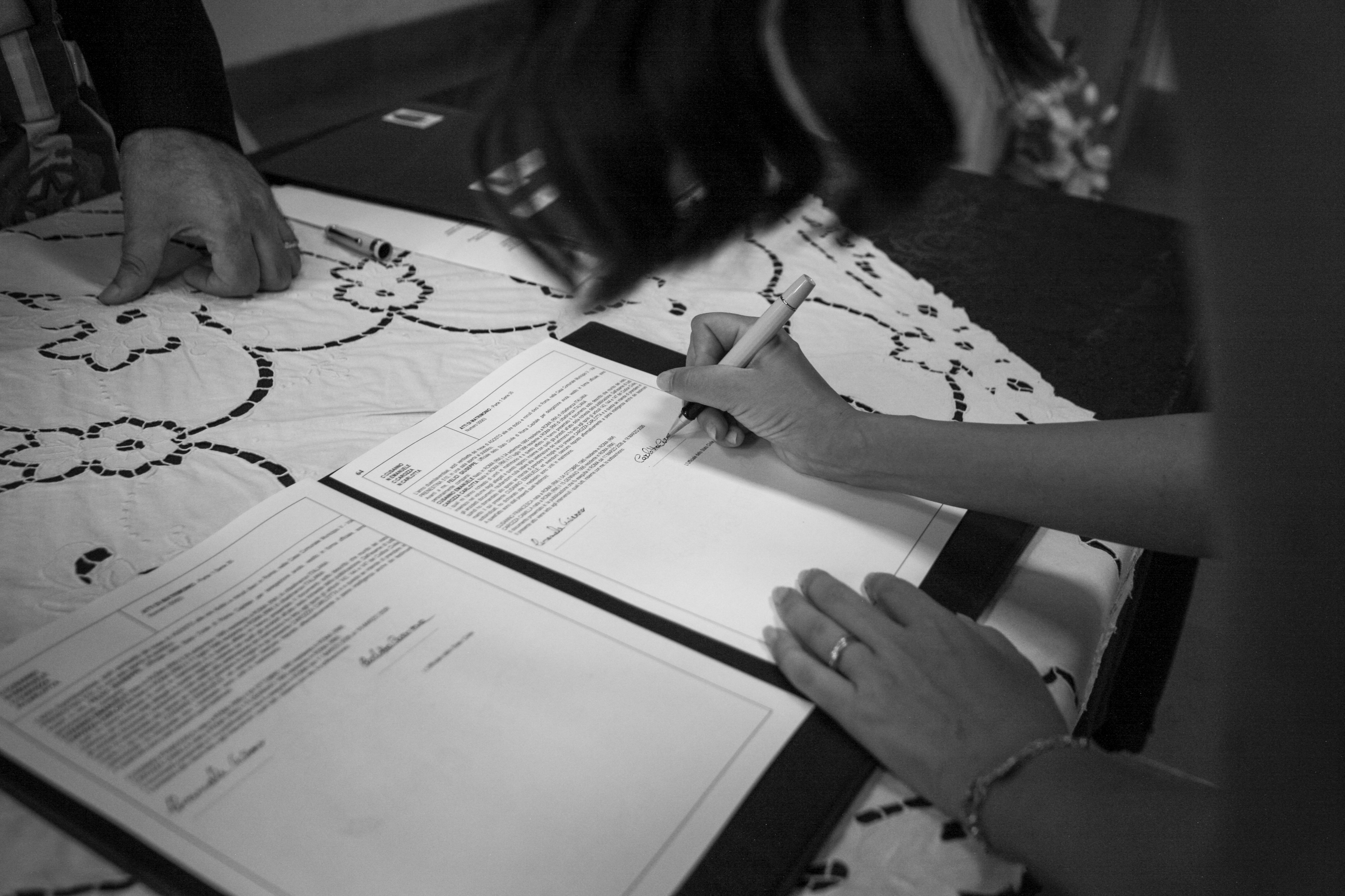 Dettaglio della firma sull'atto di matrimonio con penna bianca