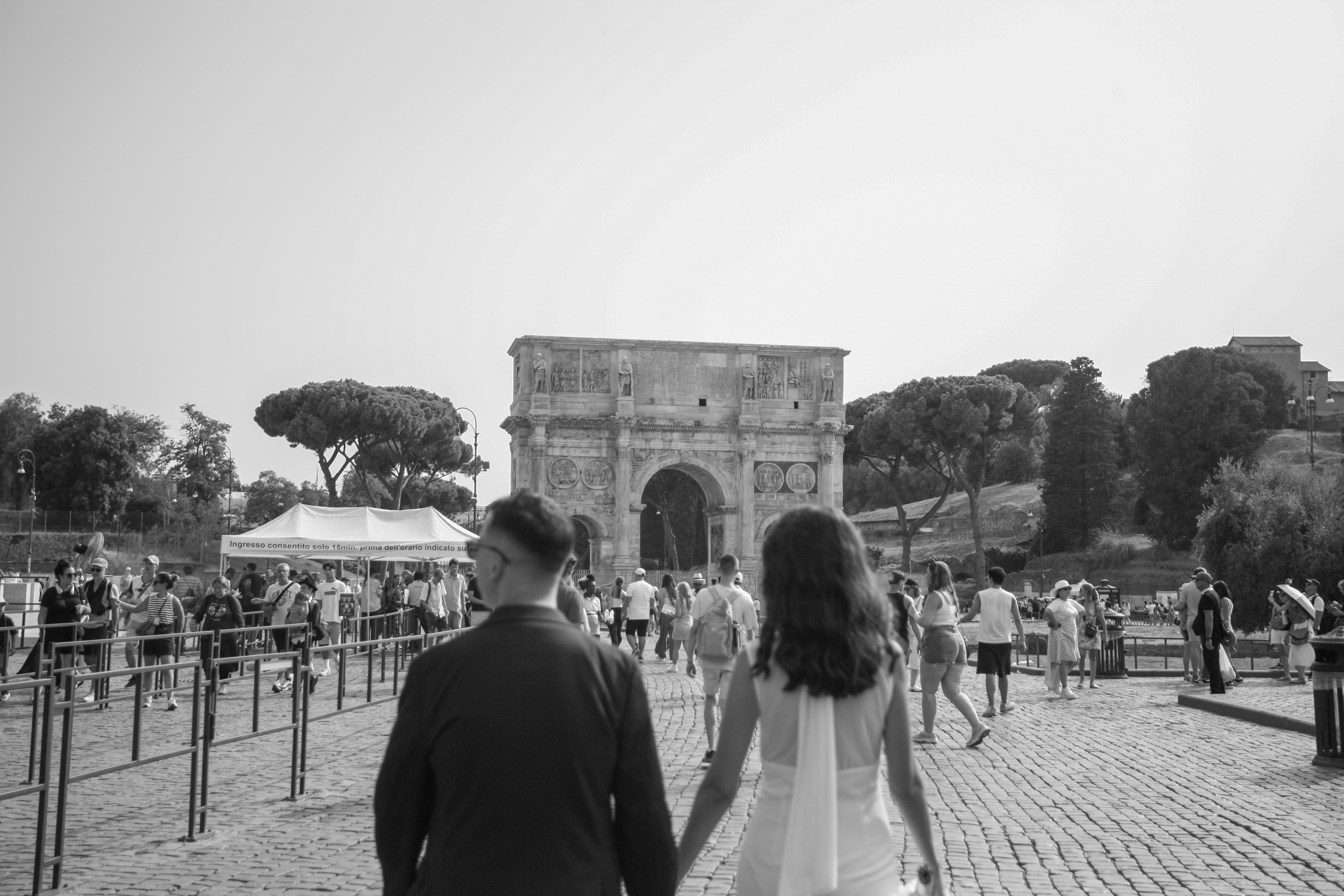 Gli sposi camminano mano nella mano verso l'Arco di Costantino
