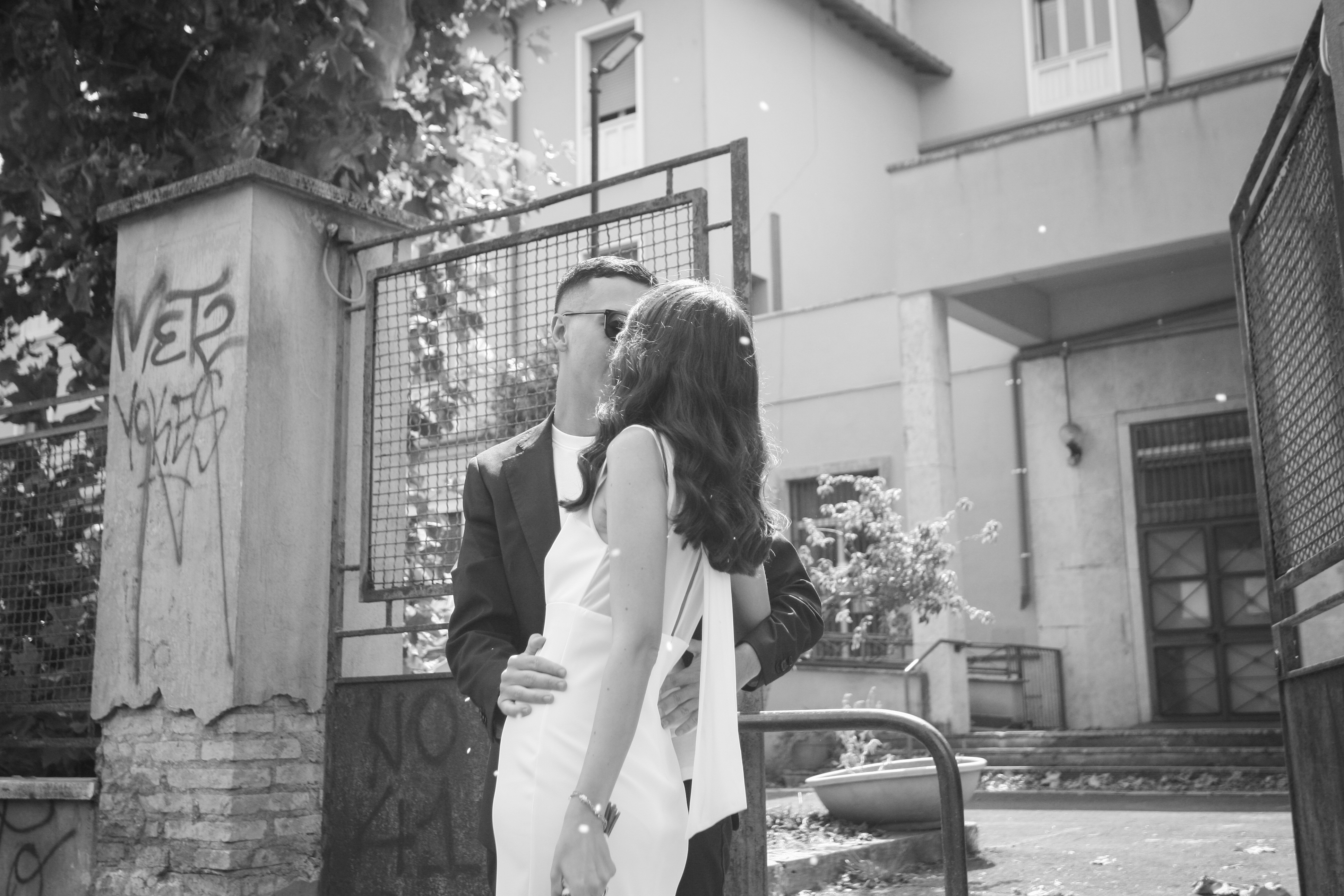 Il bacio degli sposi davanti al cancello del Municipio
