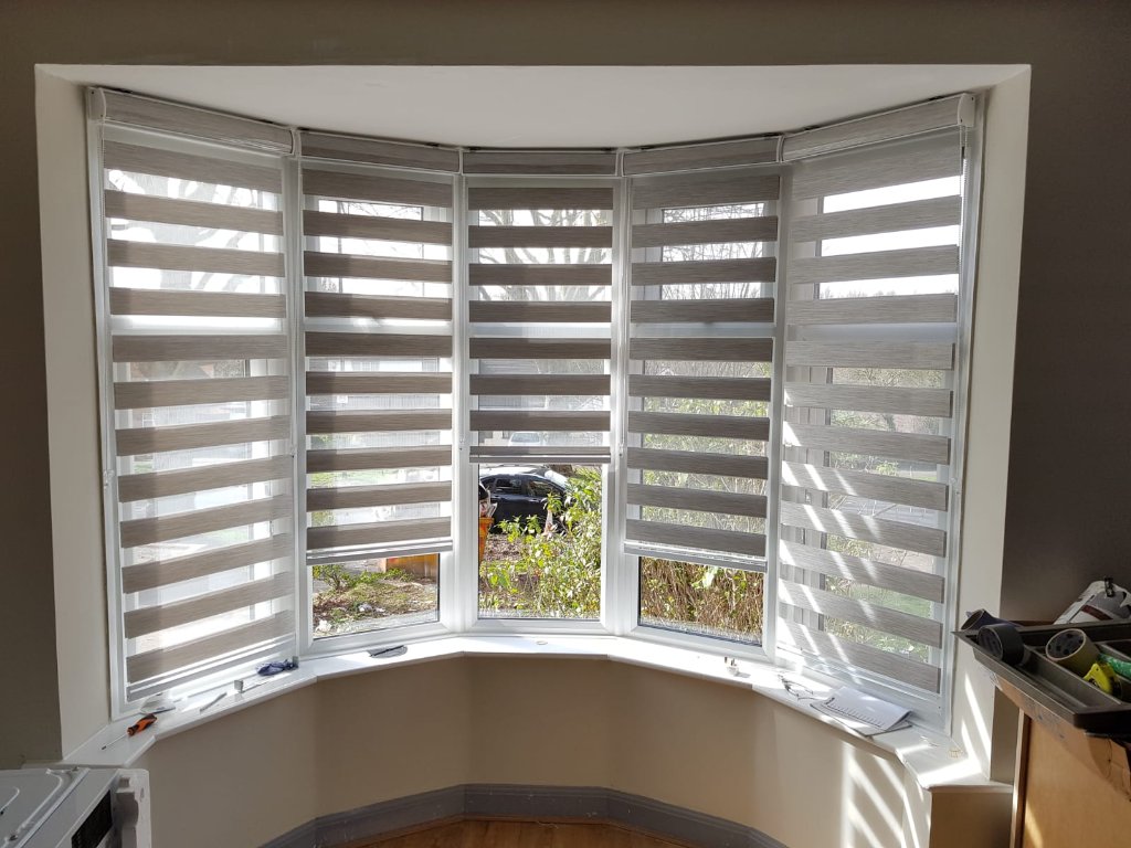 Gebogenes Erkerfenster — Grau