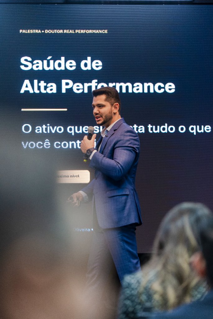 Dr. Joasly Bellascusa Oliveira em palestra sobre saúde de alta performance