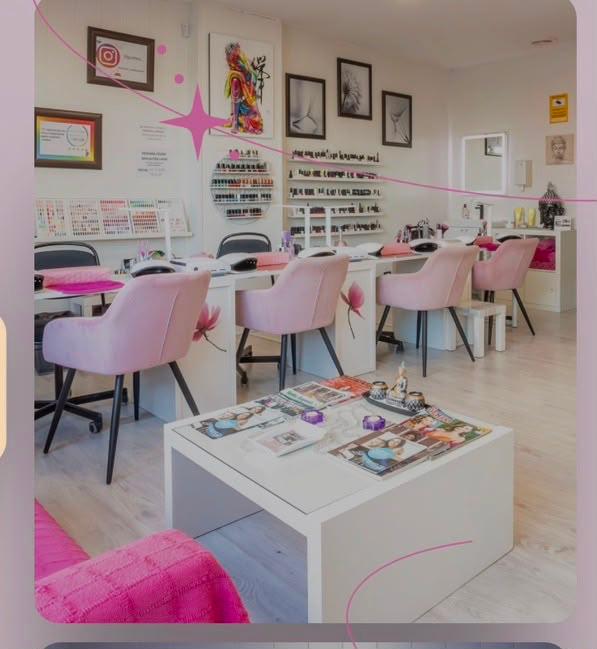 Zona de pedicura y tratamientos del salón con decoración inspiracional