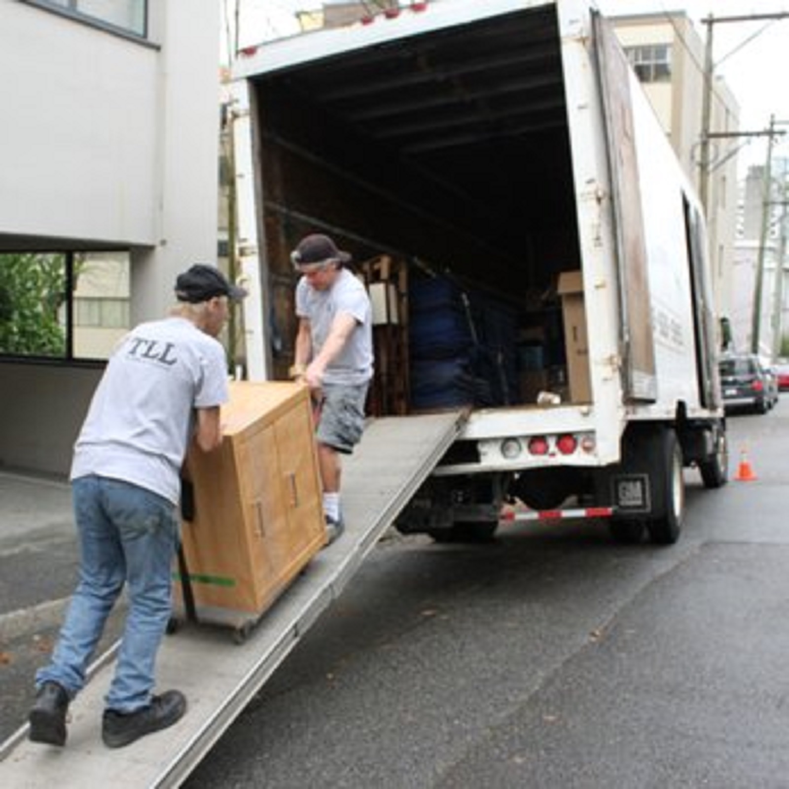 MOVING CREW