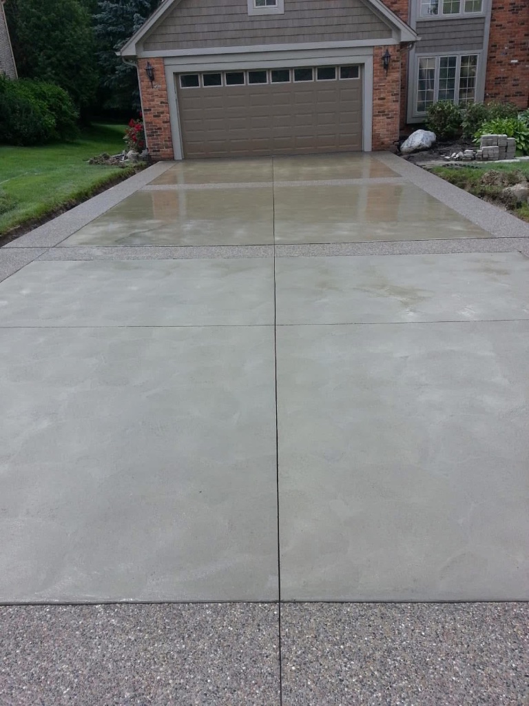 Driveway with Aggregate Border